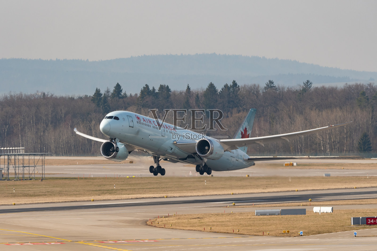 加拿大航空公司波音787-9梦幻客机从瑞士苏黎世起飞照片摄影图片