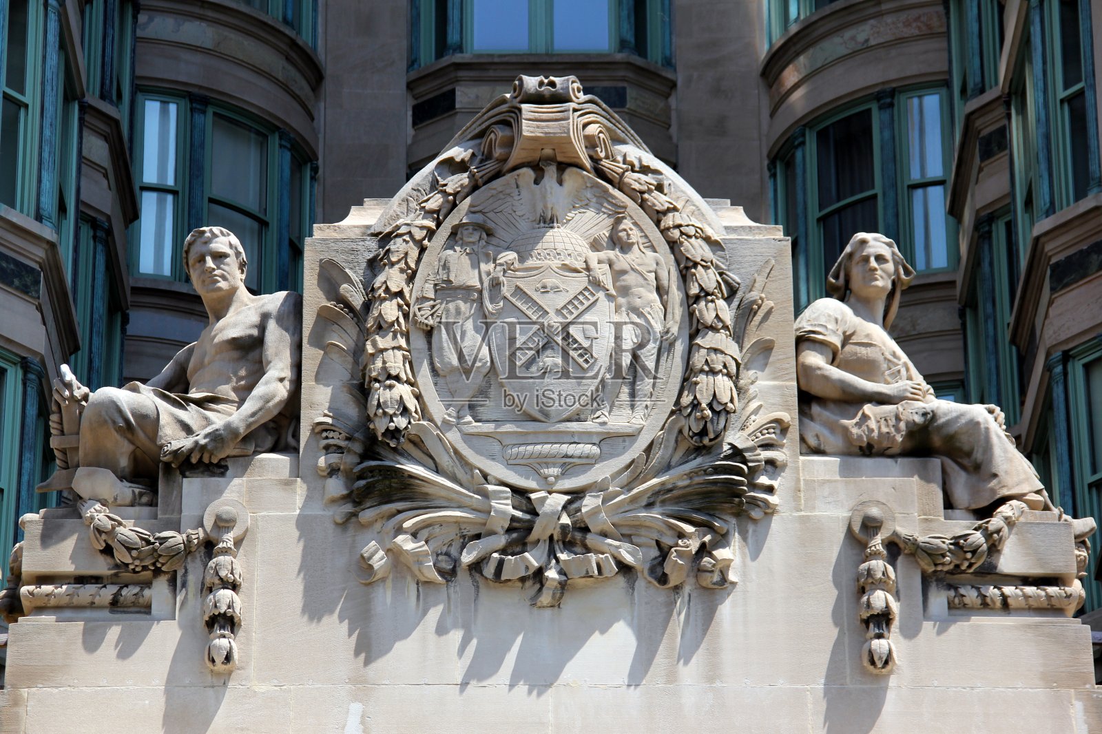 带有纹章图案的雕塑群，移民工业储蓄银行大厦，纽约，纽约，美国照片摄影图片