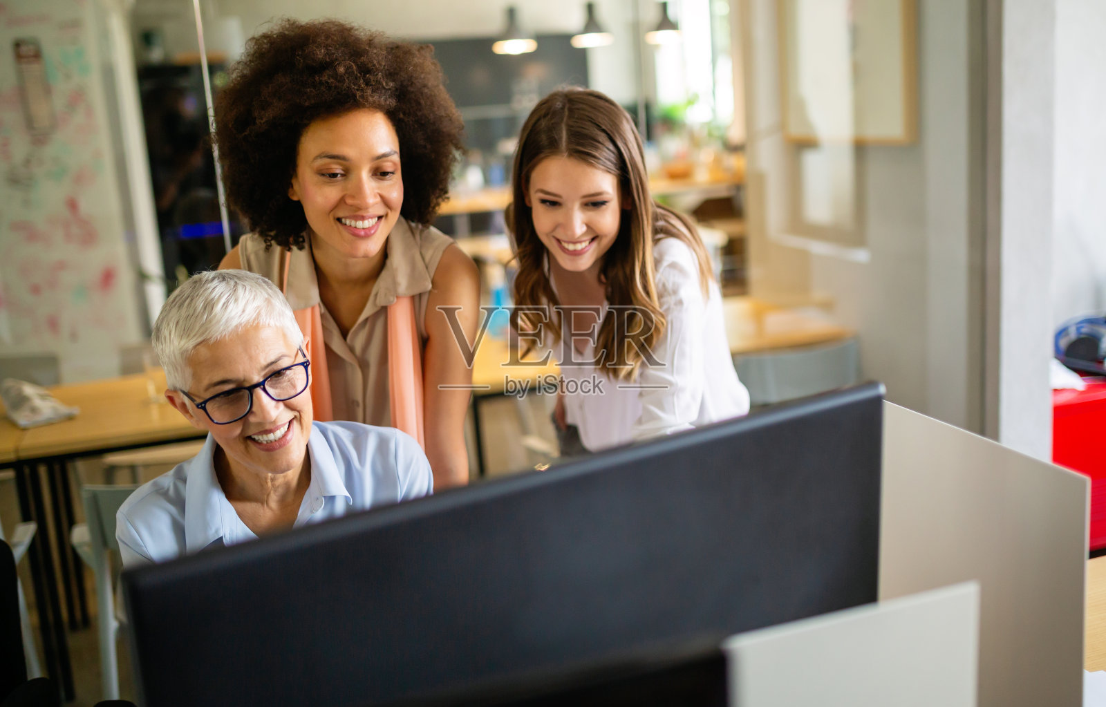 在软件开发公司办公室工作的一组程序员照片摄影图片