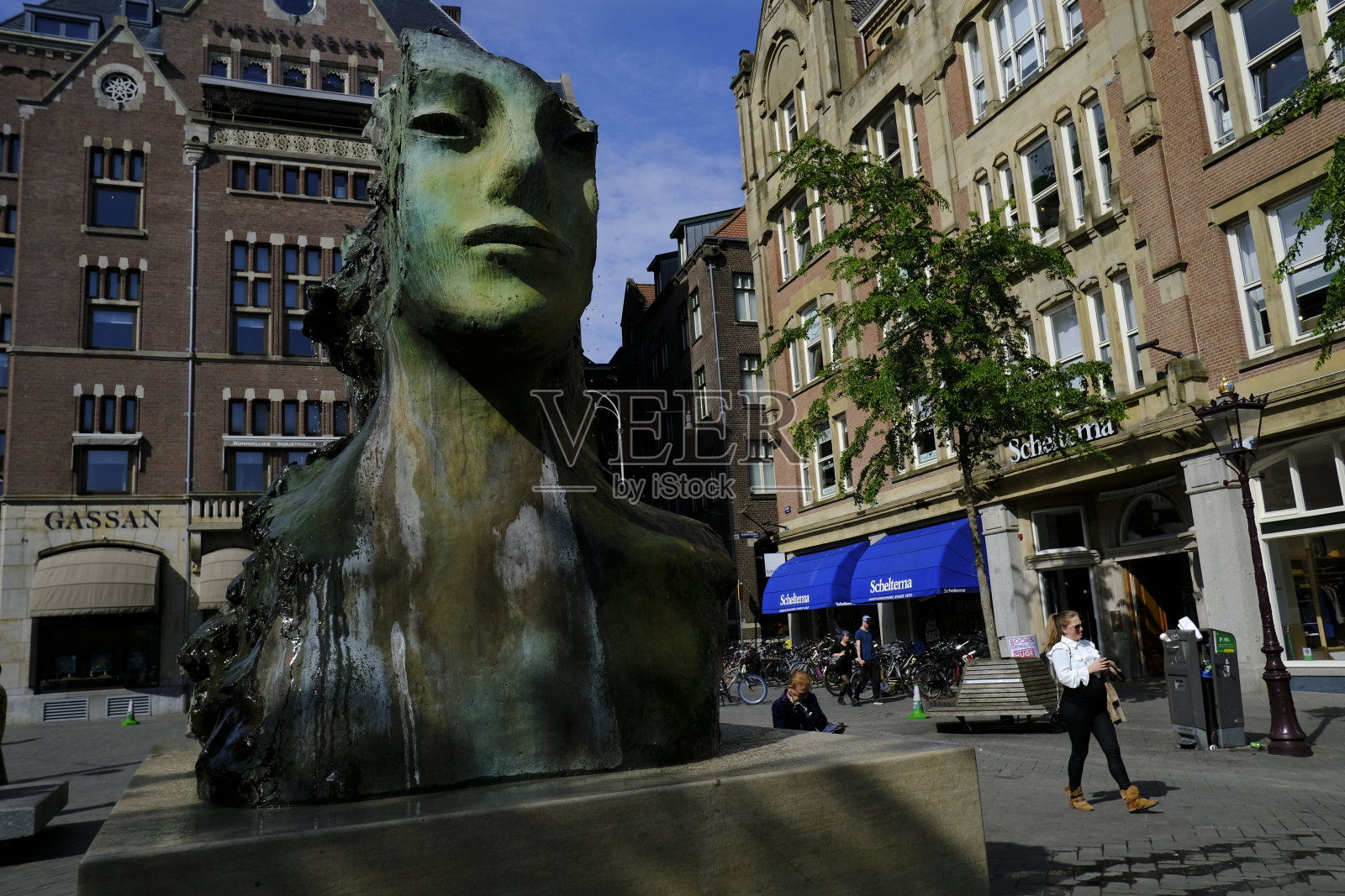 人们走在荷兰阿姆斯特丹市中心照片摄影图片