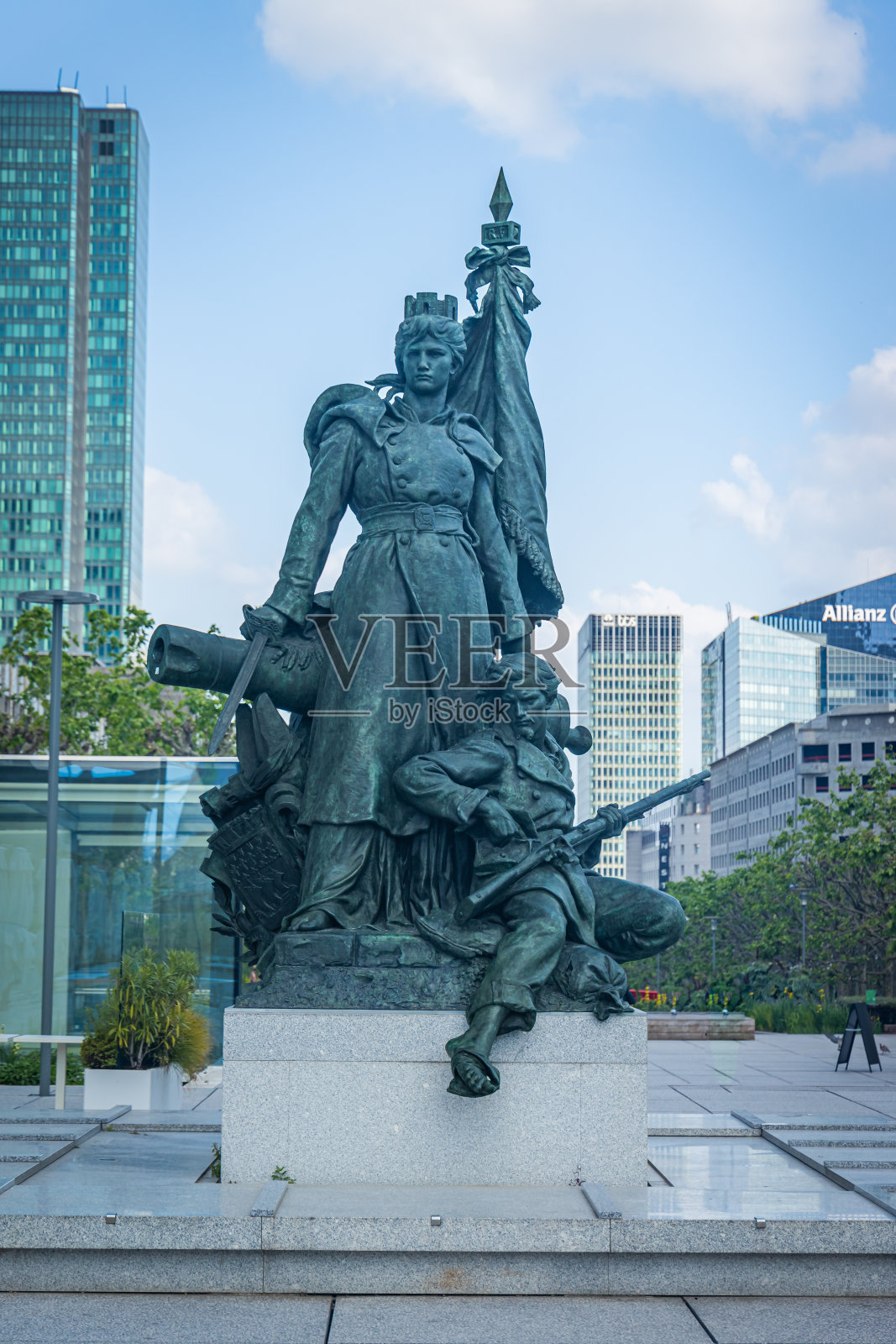 法国雕塑家路易斯-欧内斯特·巴利亚斯在法国巴黎拉德芳斯广场创作的巴黎拉德芳斯雕塑照片摄影图片