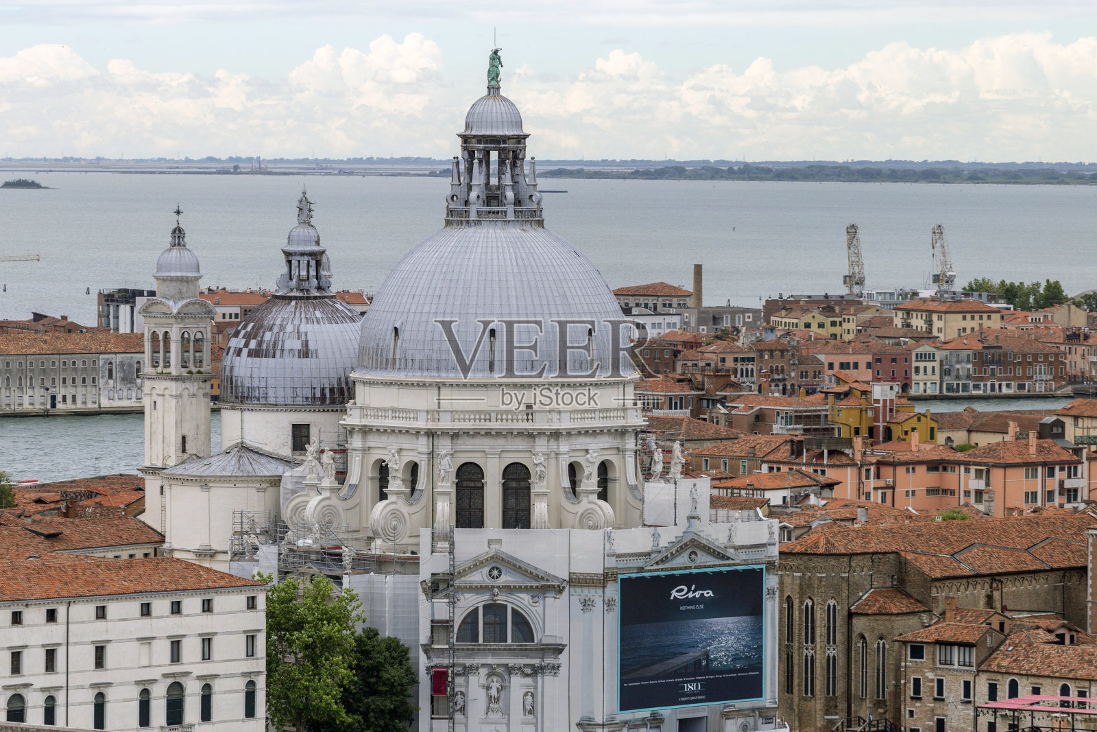 从圣马可钟楼俯瞰威尼斯的圣玛丽亚大教堂照片摄影图片