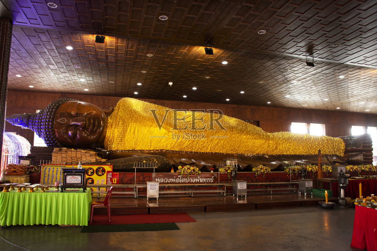 泰国人，游客，旅游，参观，尊敬，祈祷与神圣的神秘佛像崇拜拉克西鼠萨摩松寺在沙木沙空，泰国照片摄影图片