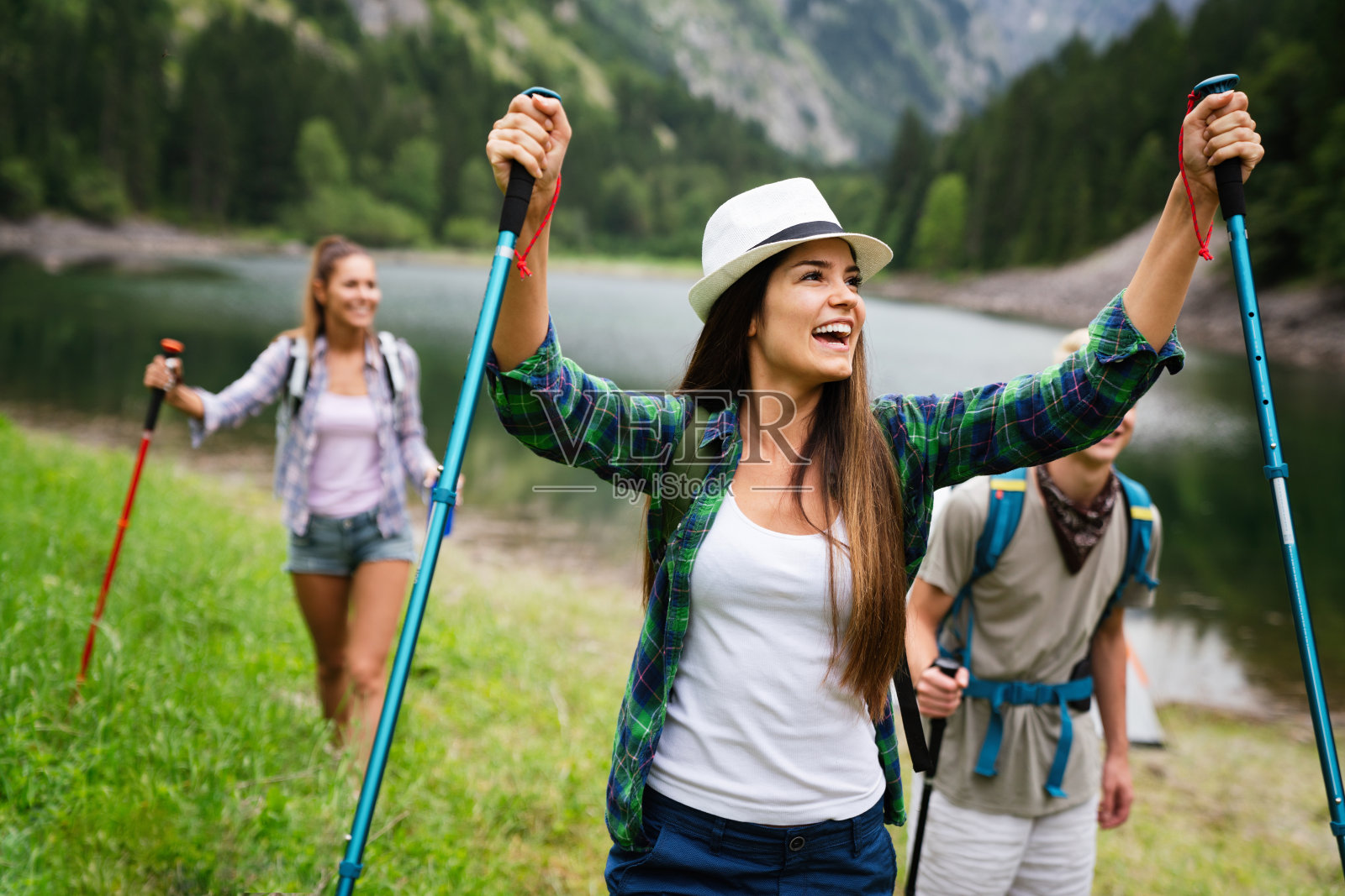 一群身体健康的朋友在山里徒步旅行照片摄影图片