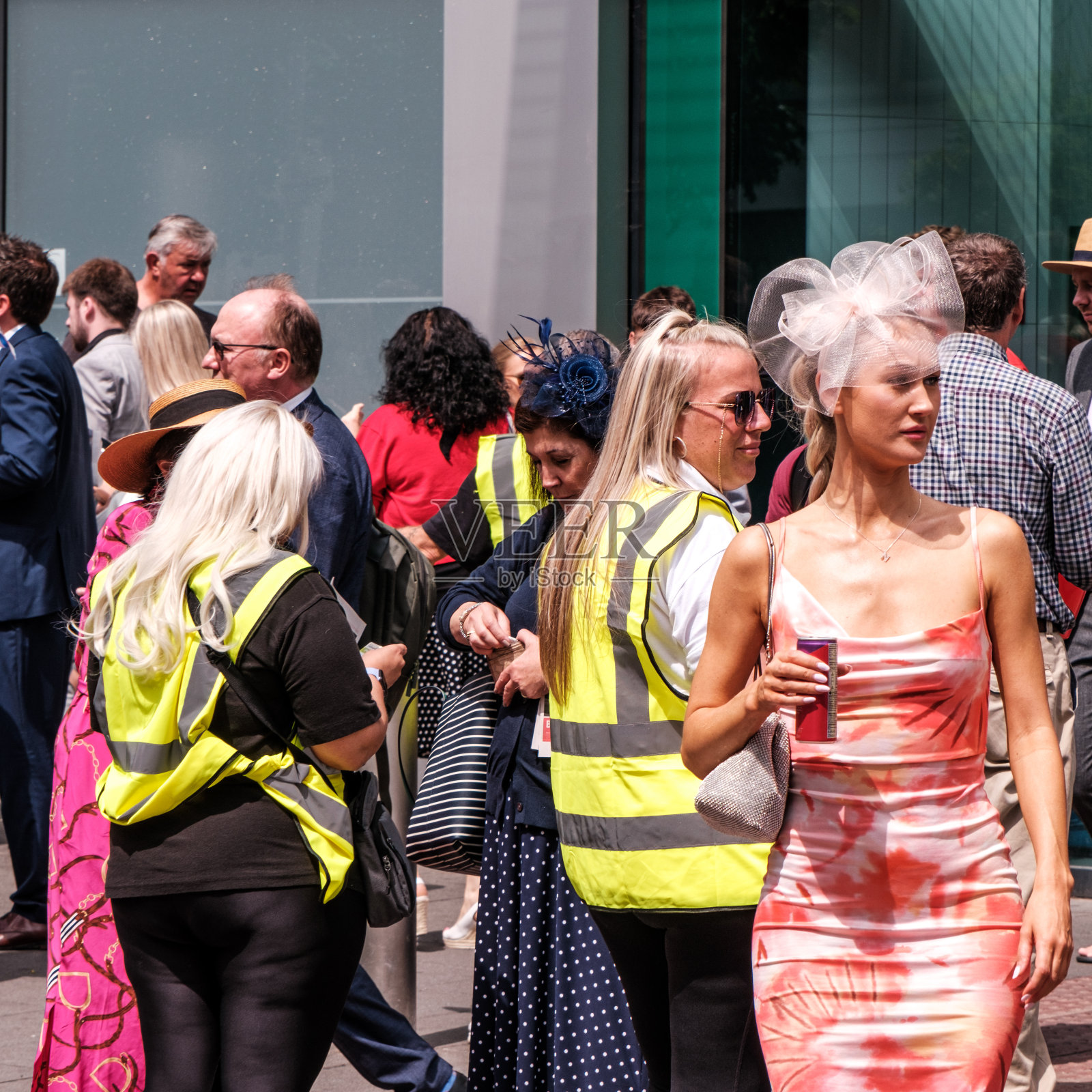 从火车站出发前往Epspm德比的人群照片摄影图片