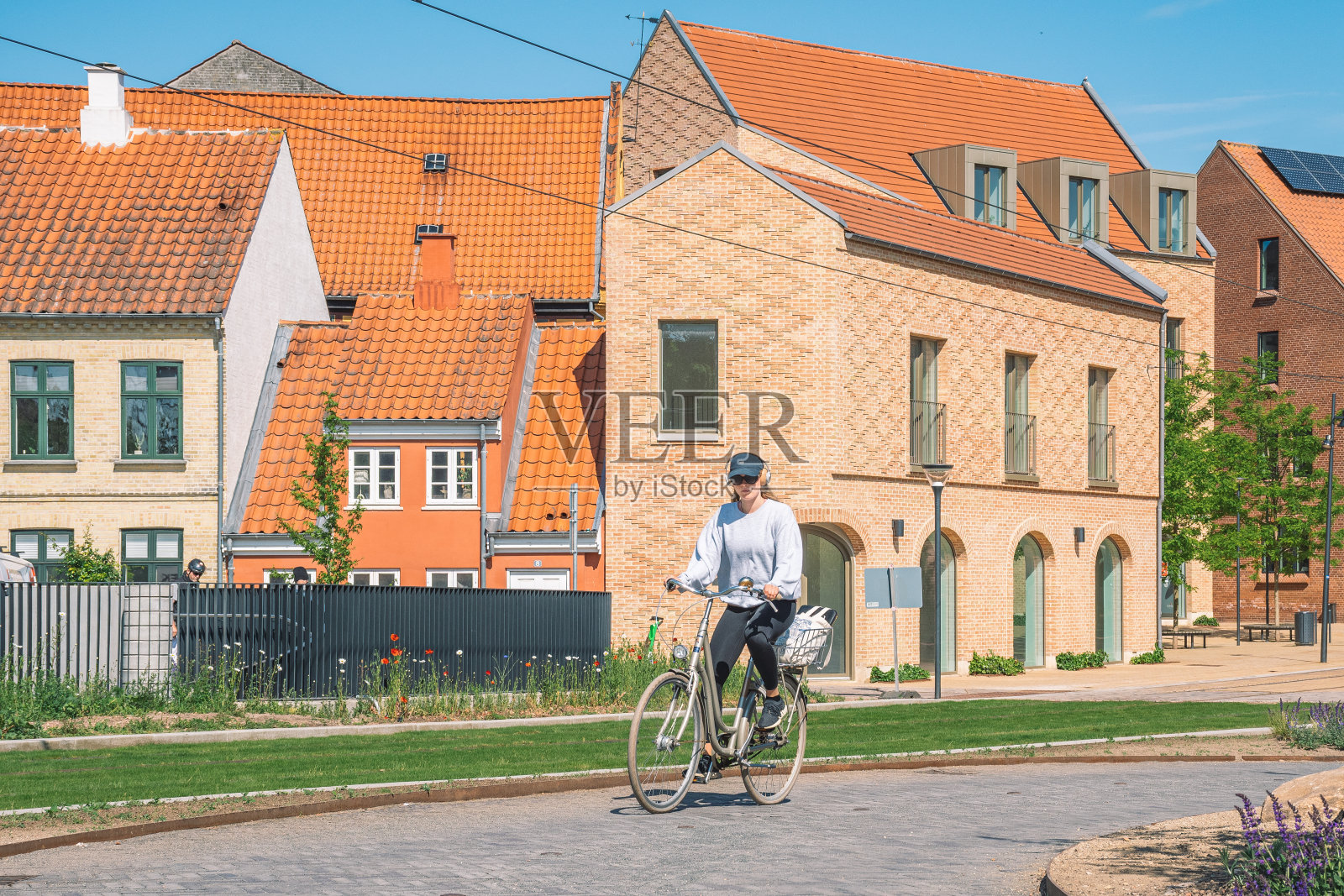 美丽的女孩骑自行车在一个新的自行车道或道路之间的现代建筑照片摄影图片
