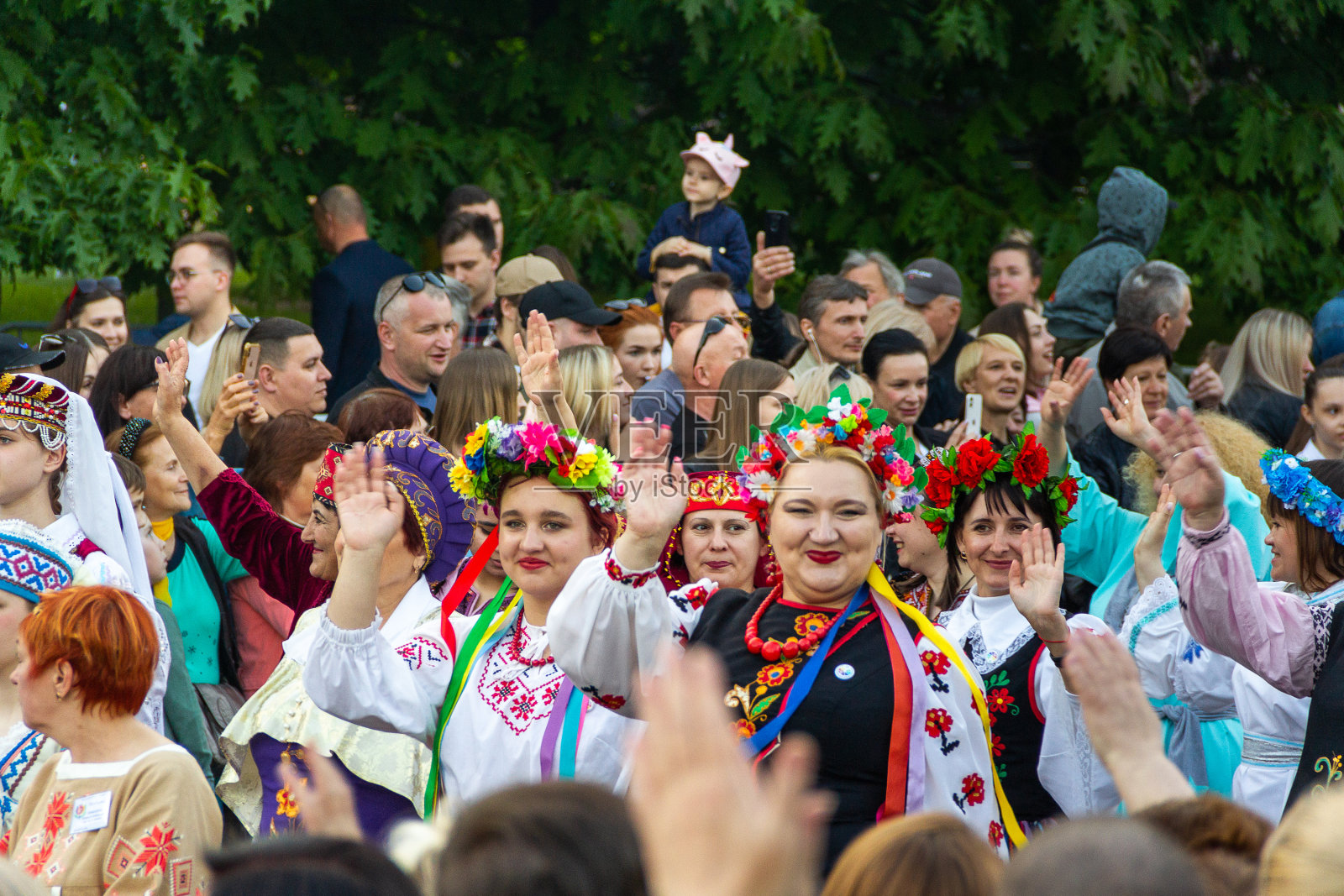 十三、民族文化节。格罗德诺市身着民族服装举行游行。照片摄影图片