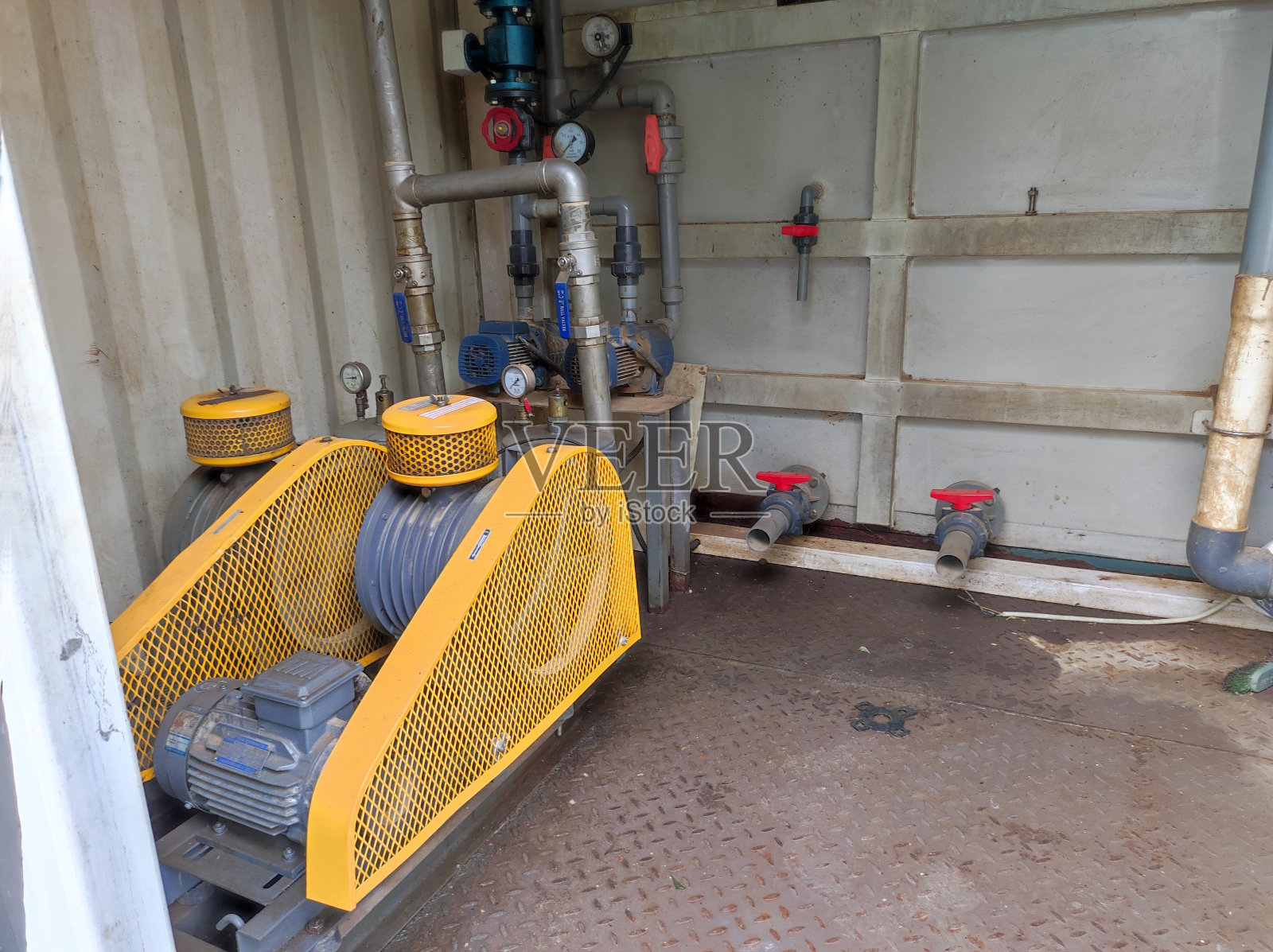 在污水处理厂安装了鼓风机作为工艺的一部分照片摄影图片