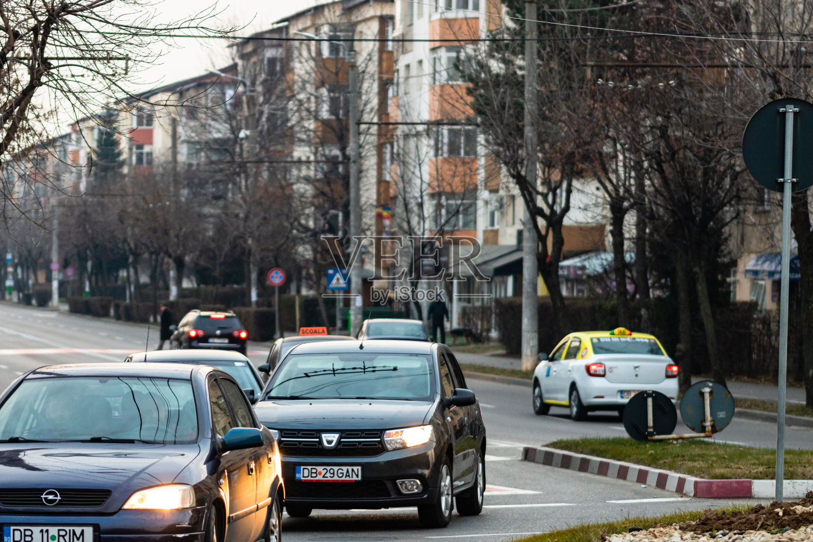 高峰时间的汽车交通。汽车污染，罗马尼亚布加勒斯特路上的汽车，2022年照片摄影图片