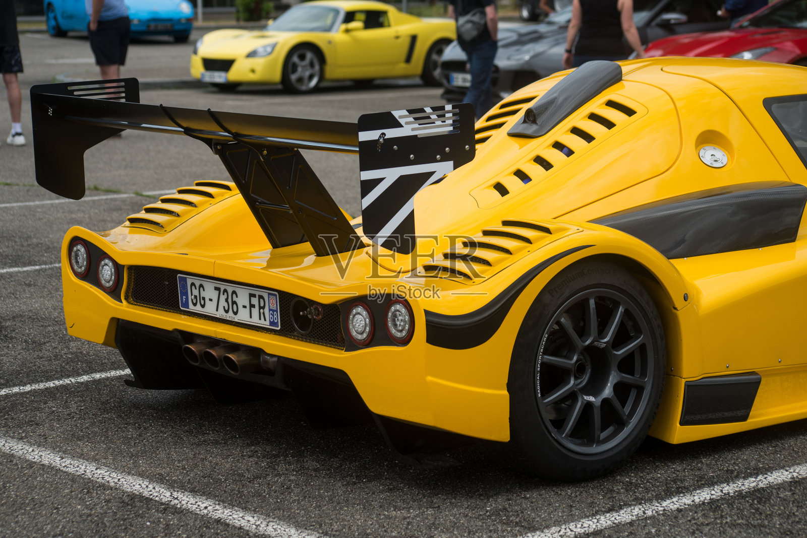 黄色激进原型车的后视图停在街上照片摄影图片