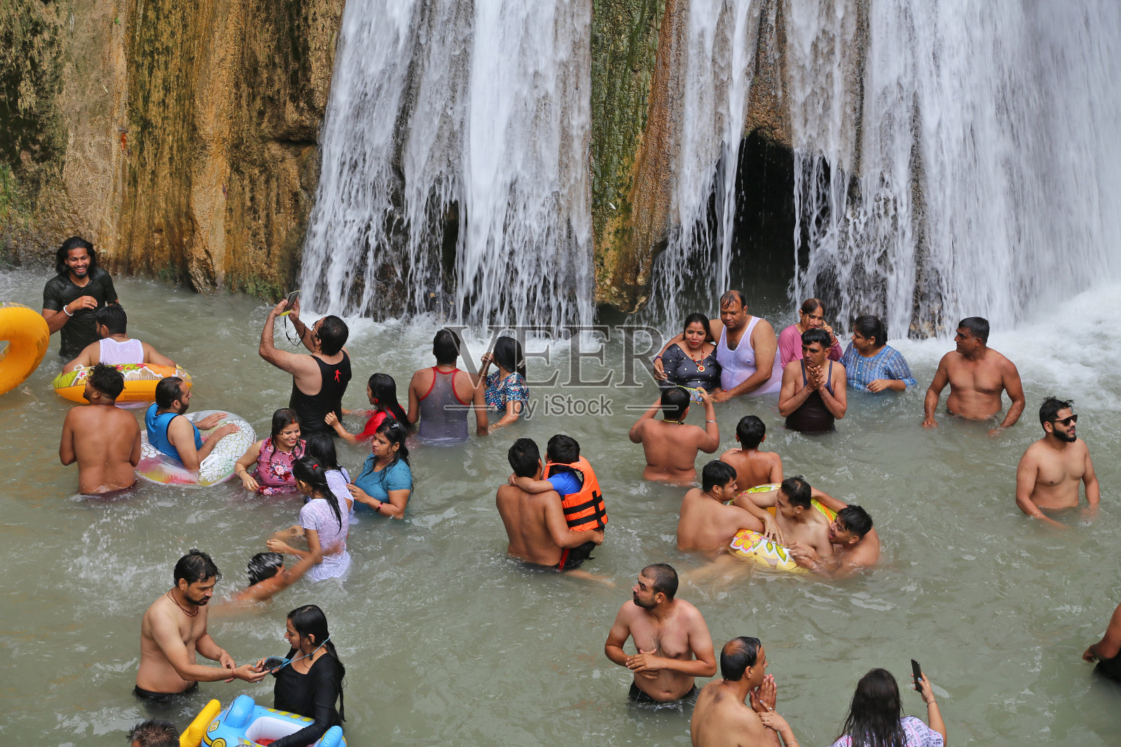 印度穆索里的Kempty瀑布照片摄影图片