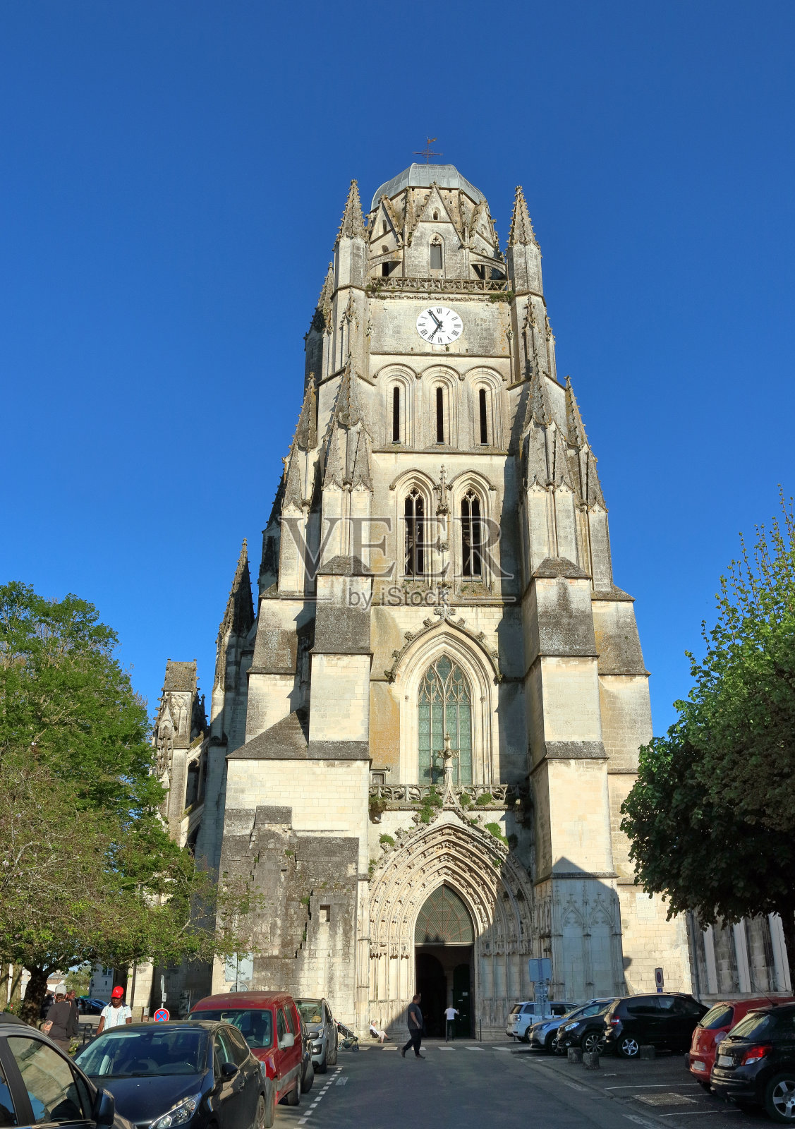 法国圣皮埃尔大教堂照片摄影图片