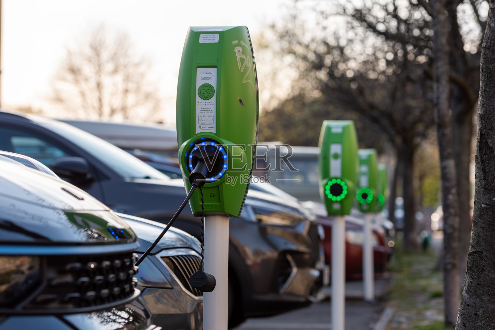 停车场的公共电动汽车充电杆。。照片摄影图片