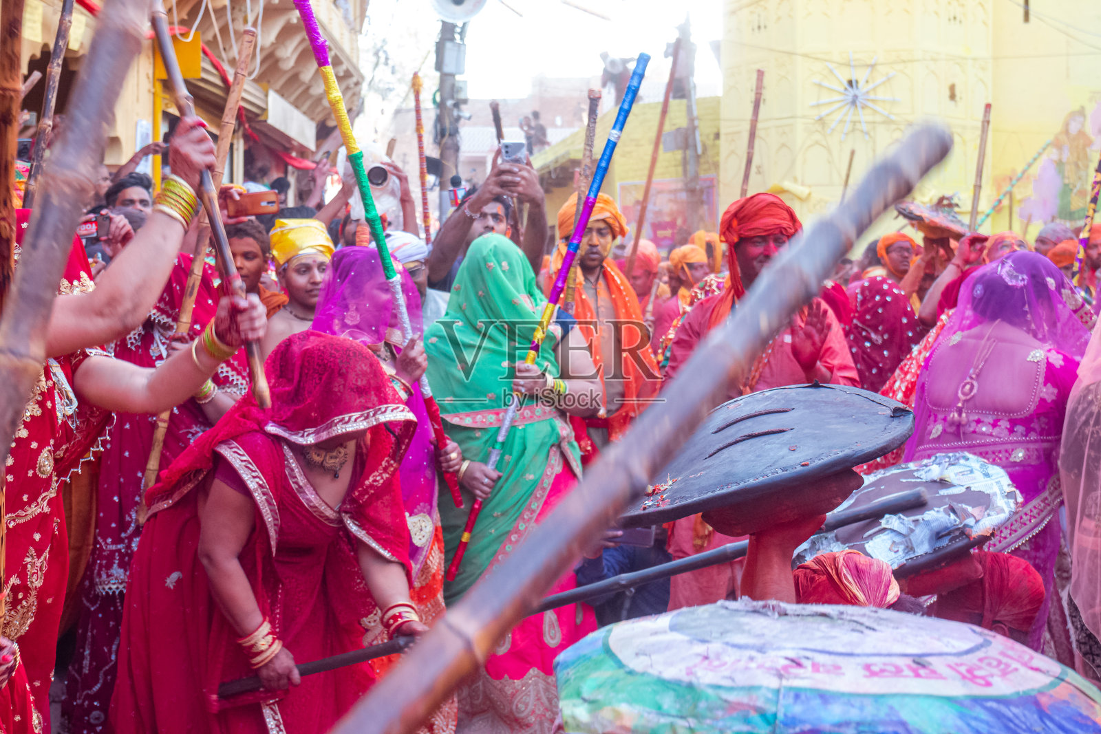 人们在巴尔萨纳庆祝圣诞佳节照片摄影图片