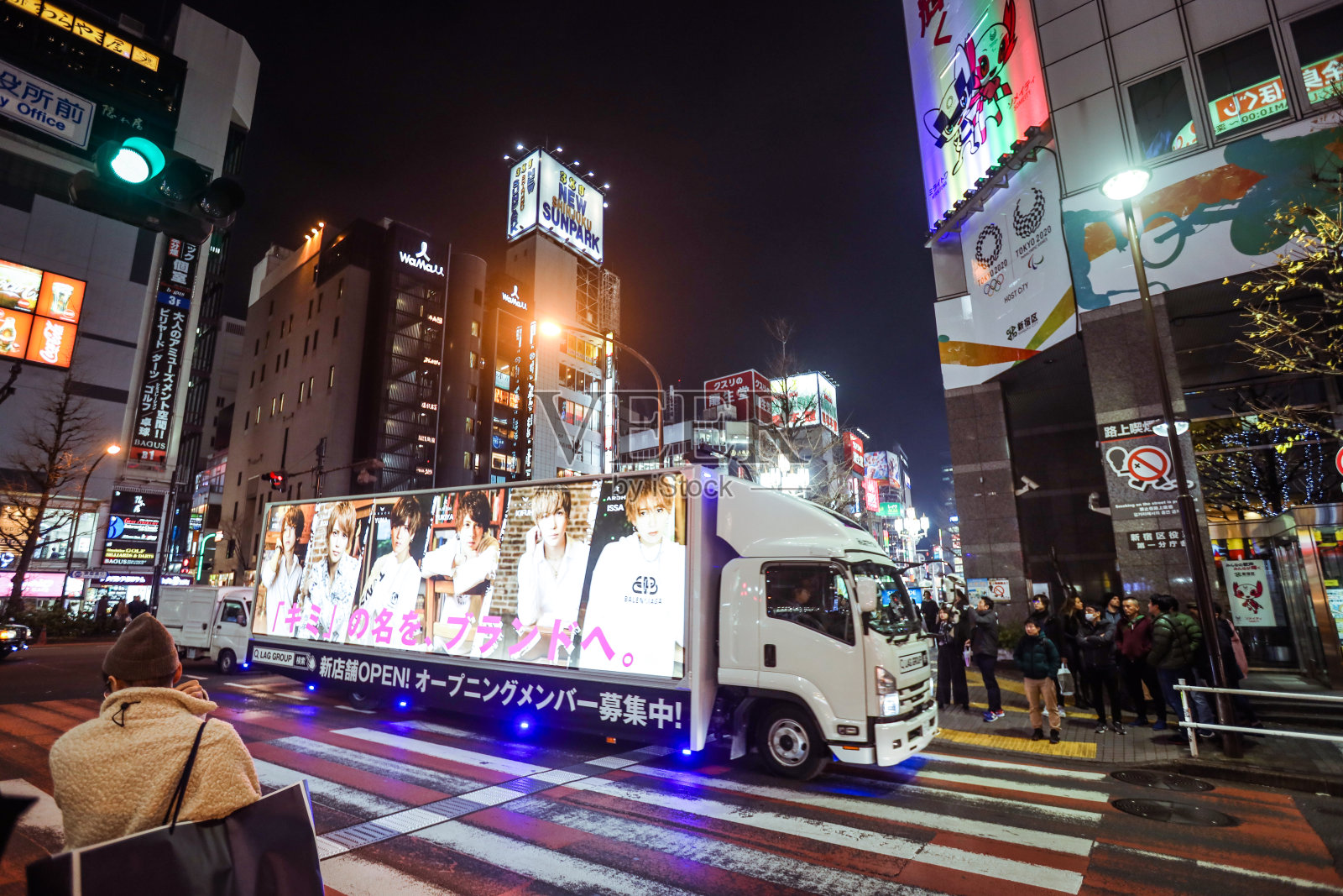 夜晚美丽的东京街道上的白色大卡车照片摄影图片