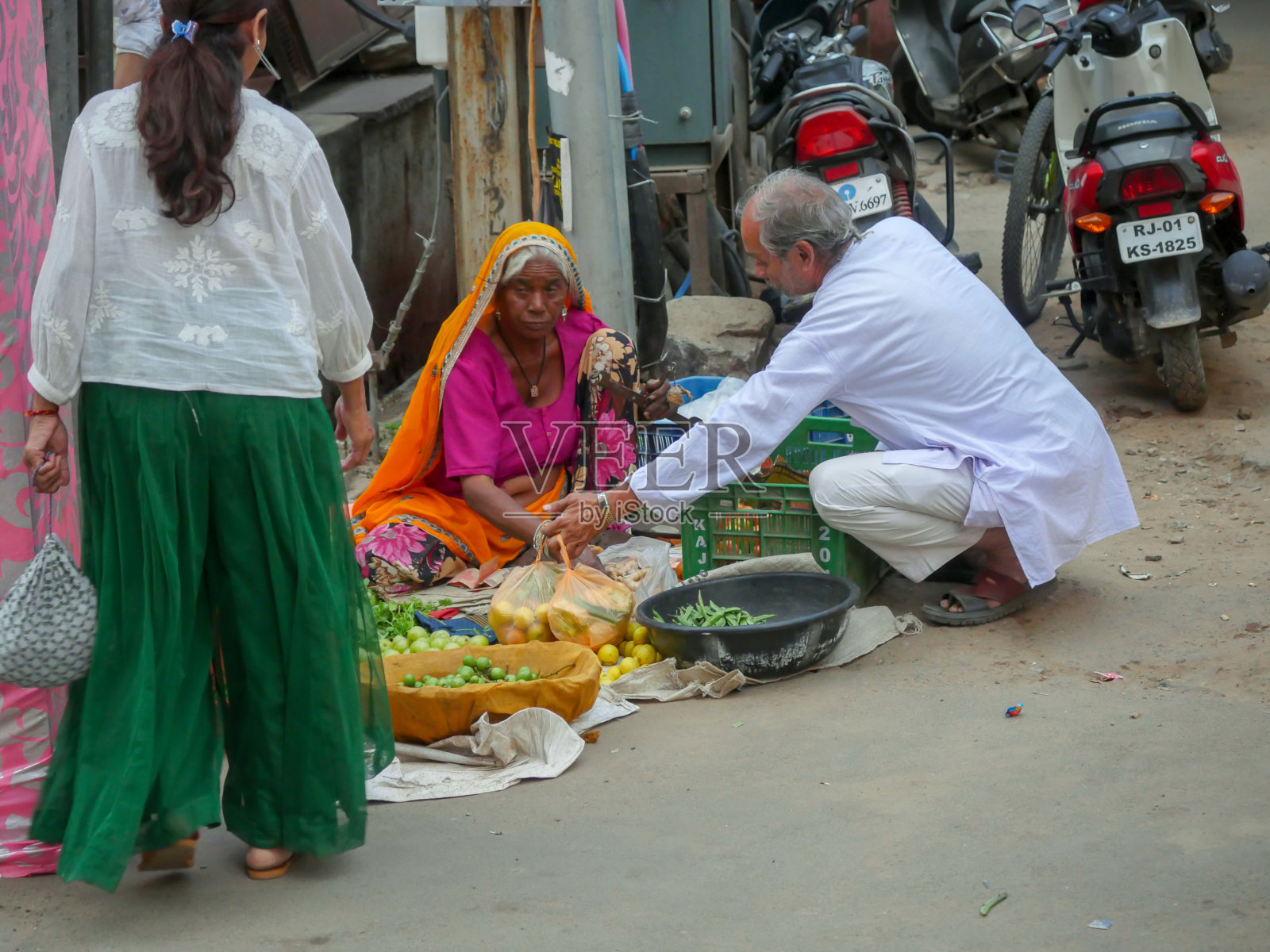 印度女性农民在农业市场上种植农作物照片摄影图片