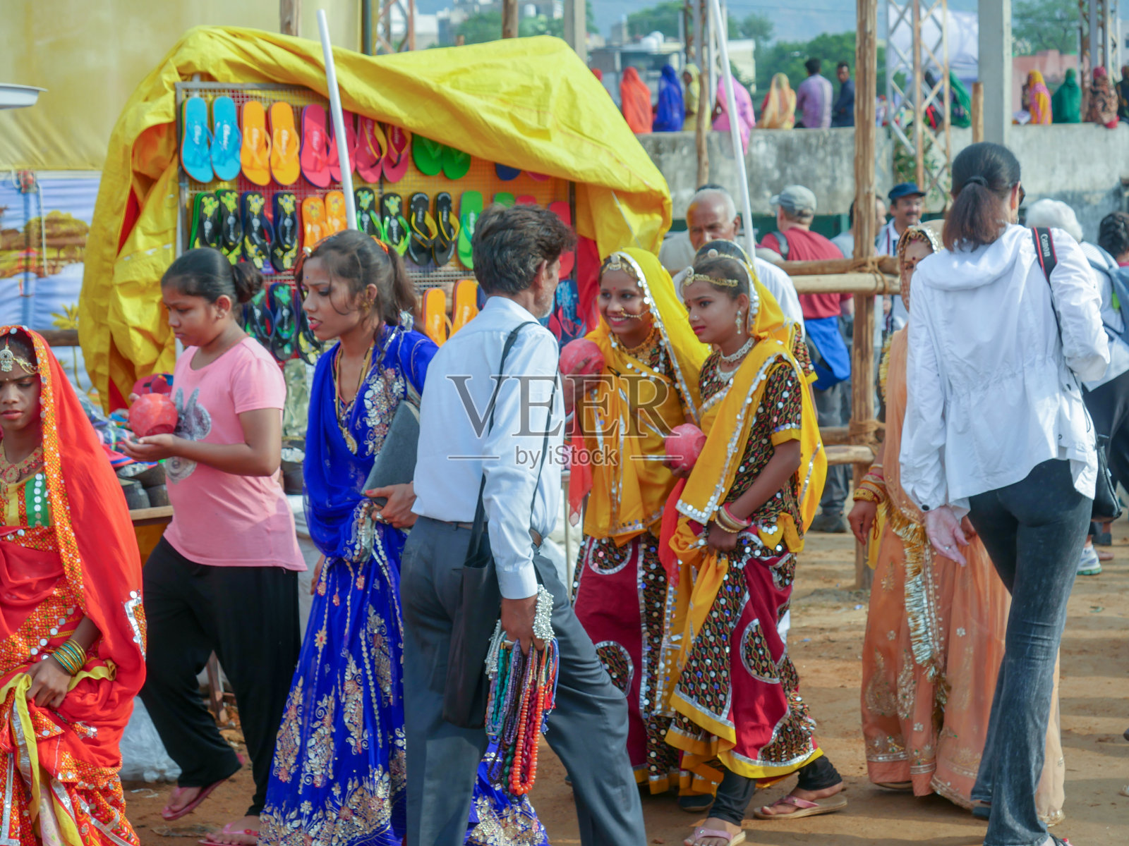 印度农村的街头市场。拥挤繁忙的街道上，男人和女人走在印度普什卡市的农村城镇照片摄影图片