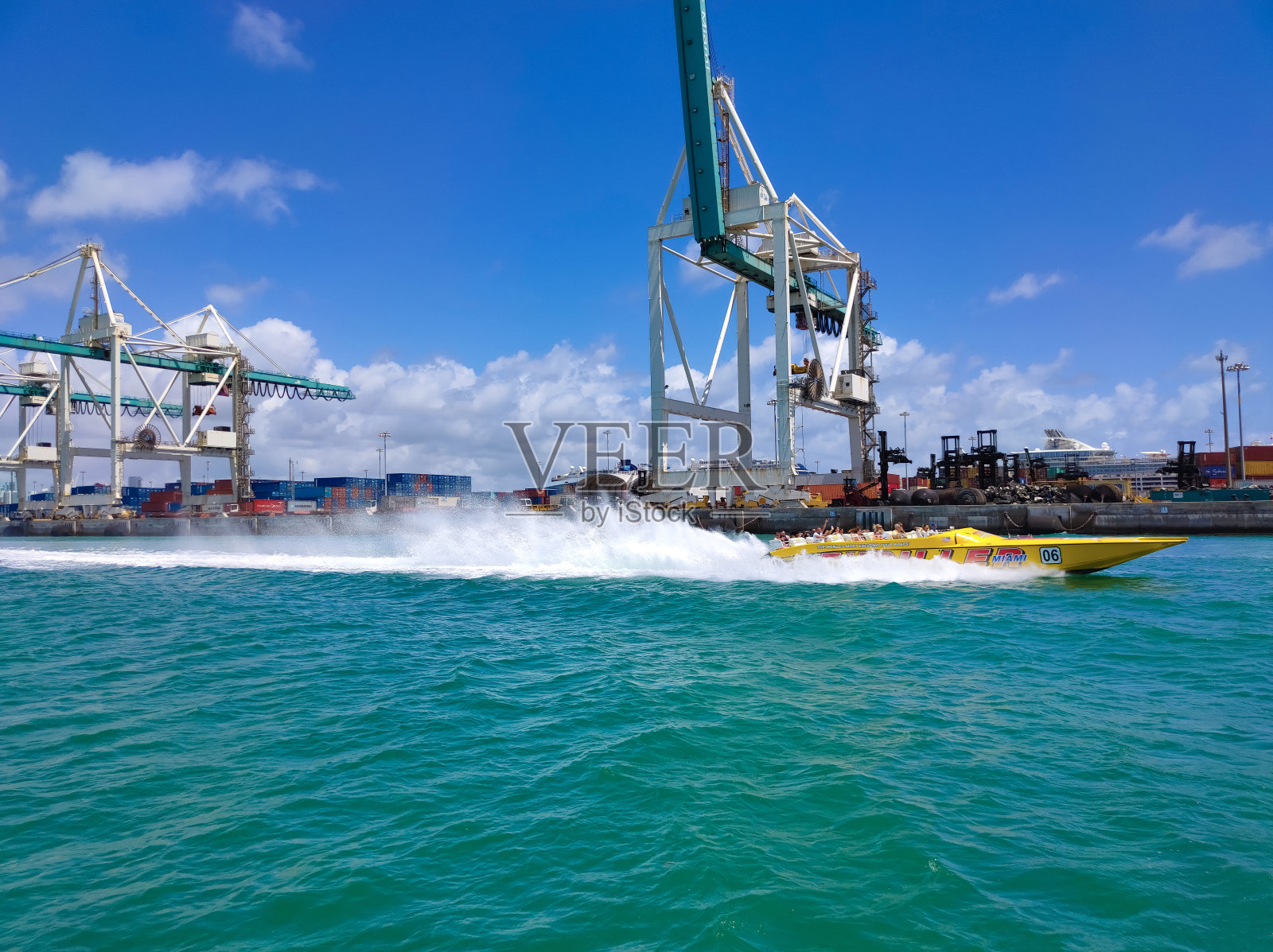迈阿密港是美国最大的货运港口之一，这里有许多集装箱。照片摄影图片