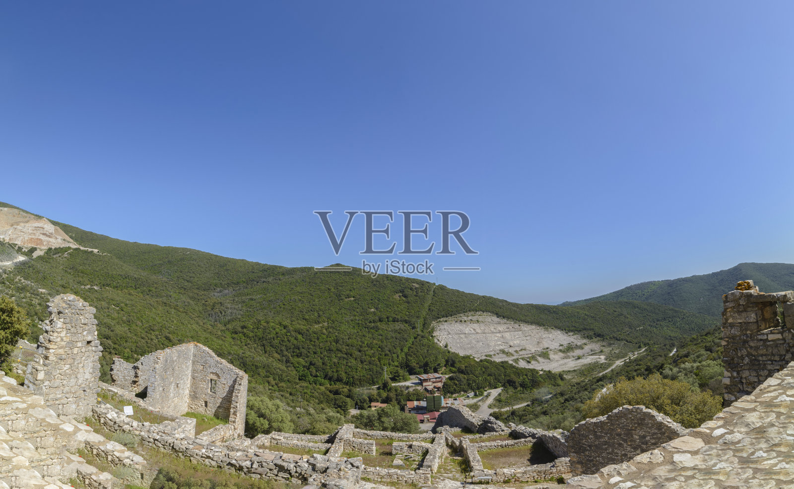 意大利托斯卡纳被遗弃的中世纪古堡照片摄影图片