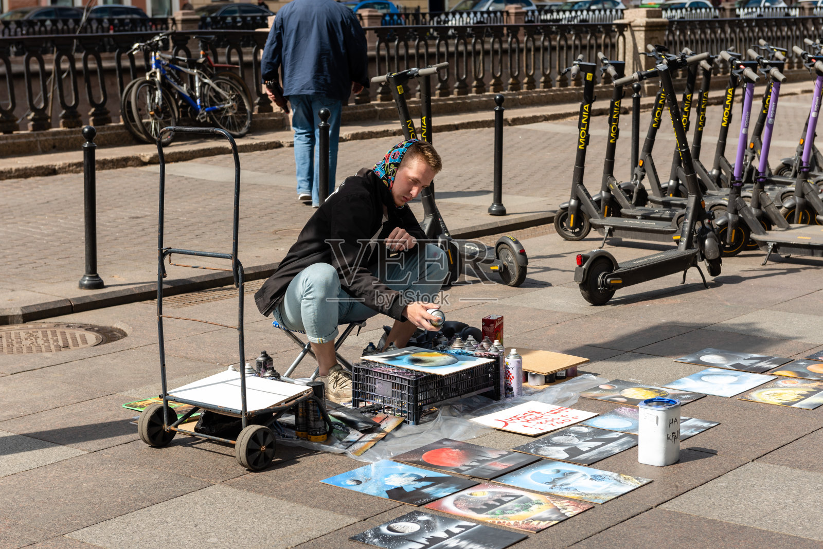 市中心的街头艺术家照片摄影图片