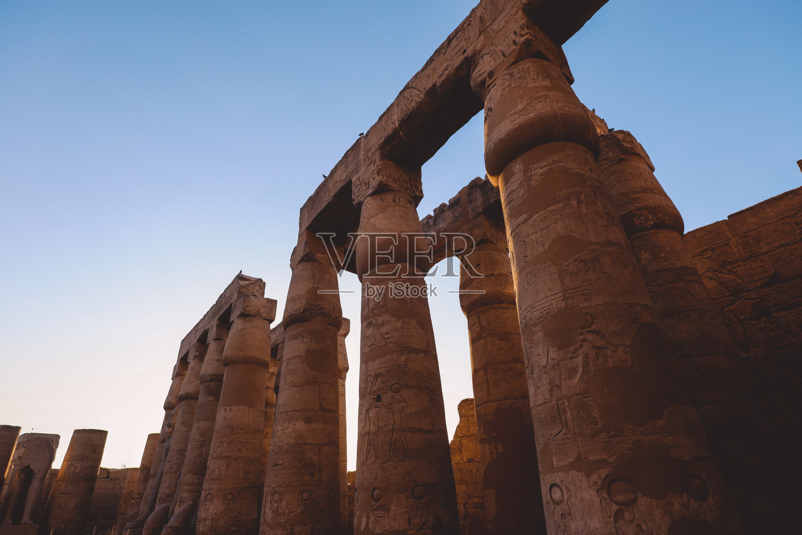 卢克索古埃及神庙黄色柱廊日落景观照片摄影图片