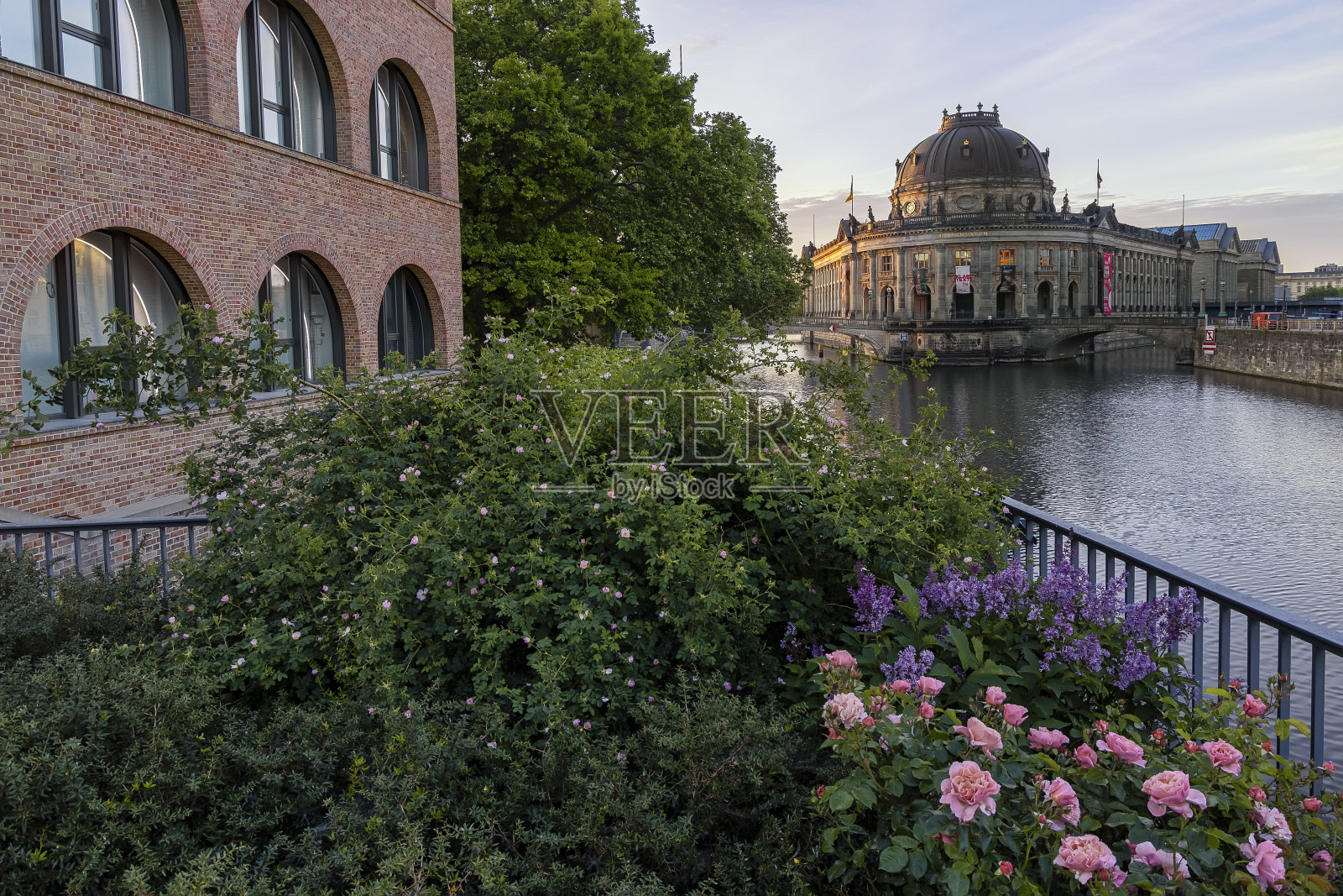 在早春的早晨看柏林的街道照片摄影图片