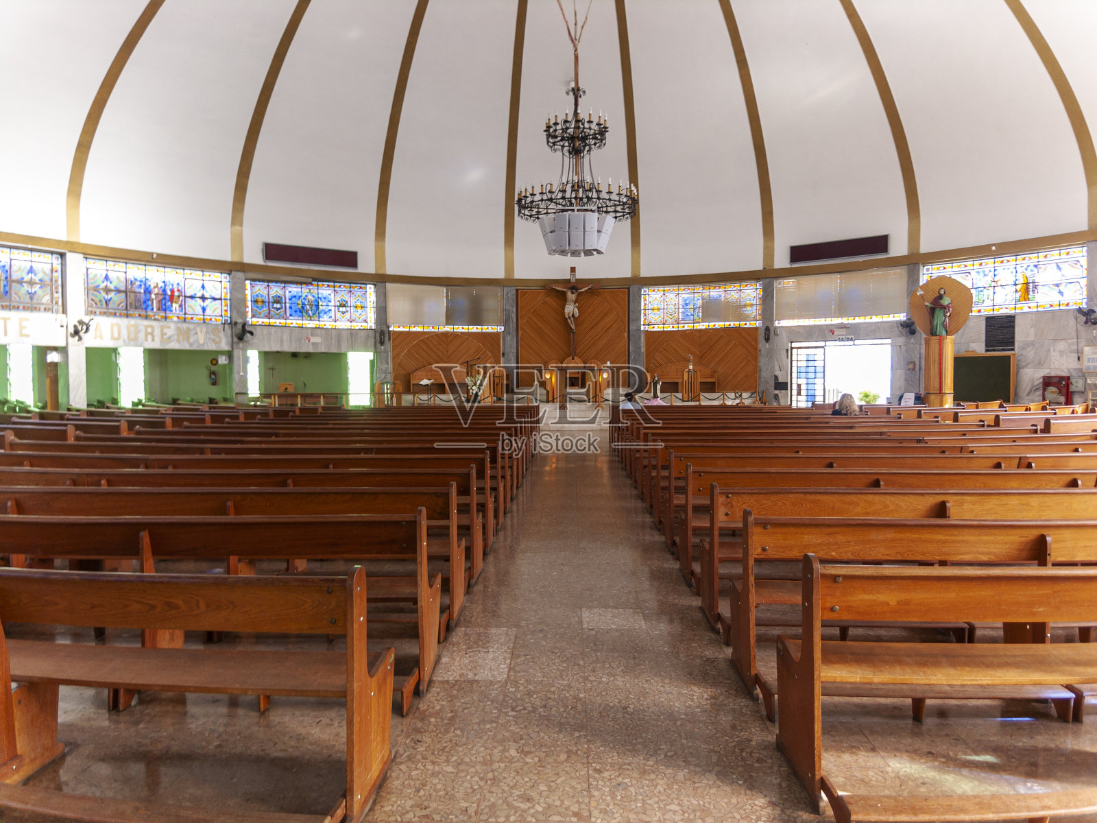 教堂内部São Judas Tadeu在贝洛奥里藏特市。耶稣基督被钉在祭坛上的十字架上。照片摄影图片