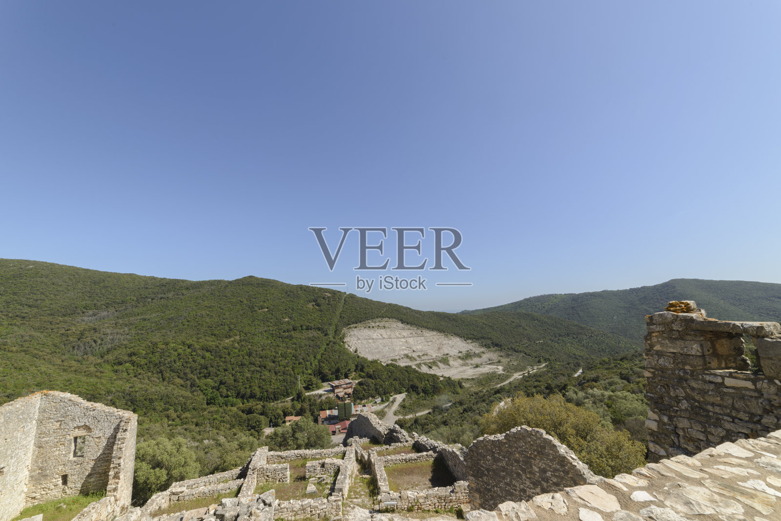 意大利托斯卡纳被遗弃的中世纪古堡照片摄影图片