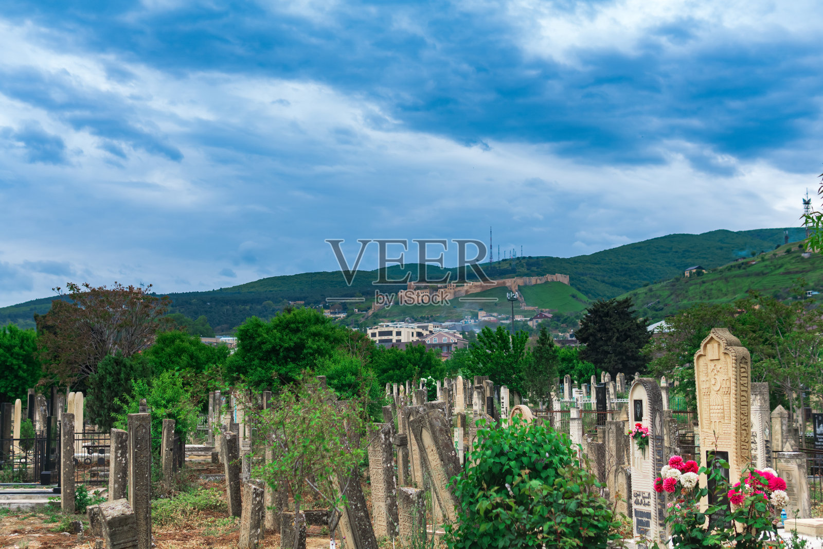 在达吉斯坦德尔本特，古老的传统穆斯林墓地基尔克里尔和古老的萨珊城堡纳林卡拉的背景照片摄影图片