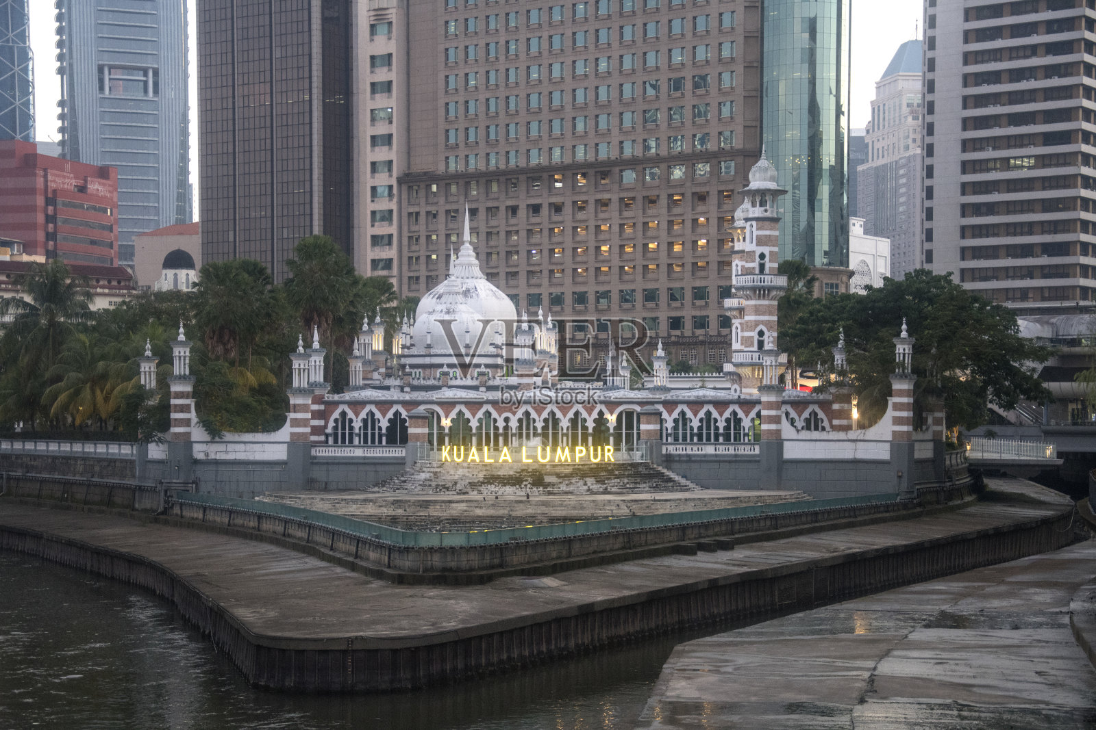 现代城市景观与清真寺Masjid Jamek吉隆坡照片摄影图片