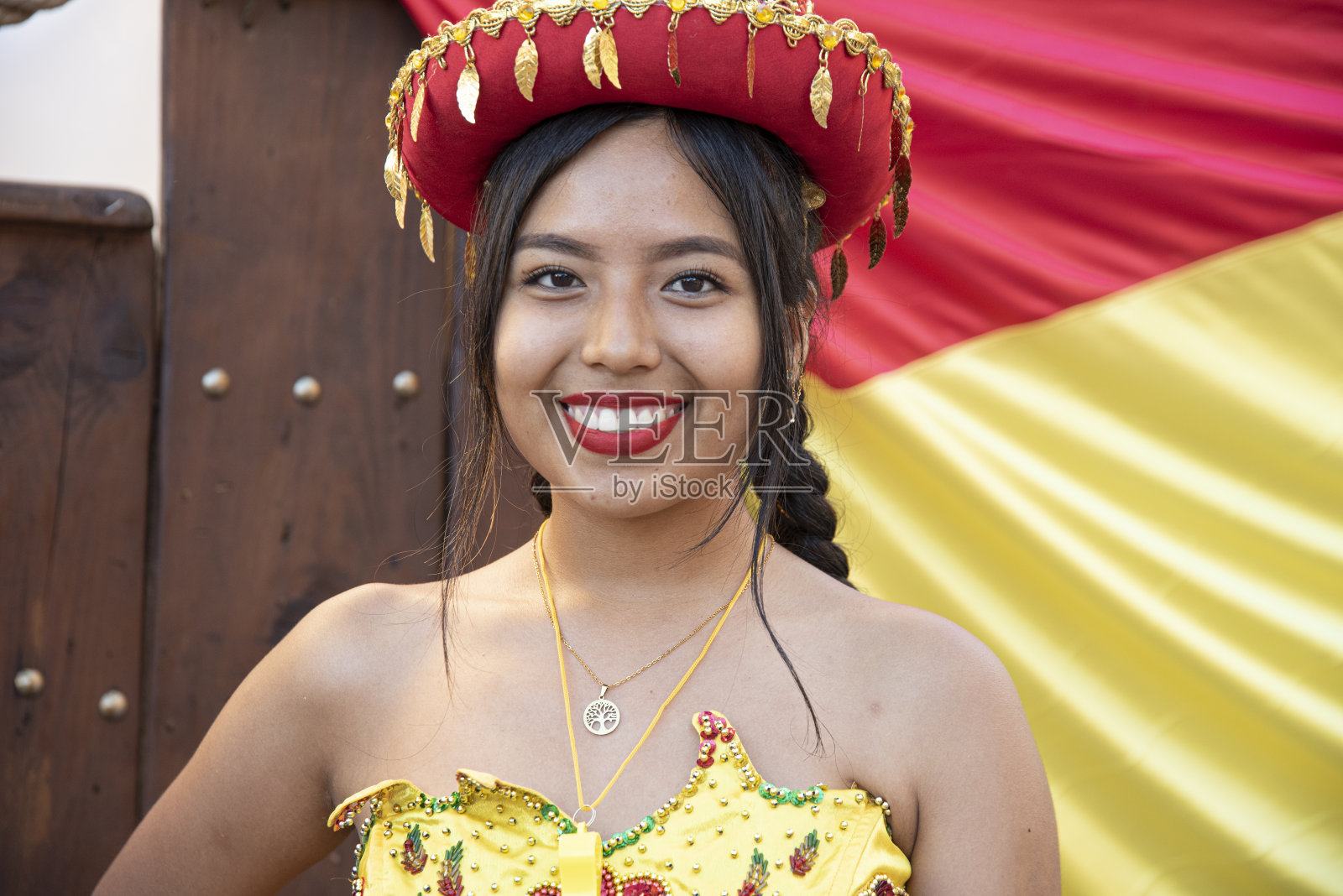 传统的庆祝活动是在夏至点燃篝火来纪念圣胡安照片摄影图片