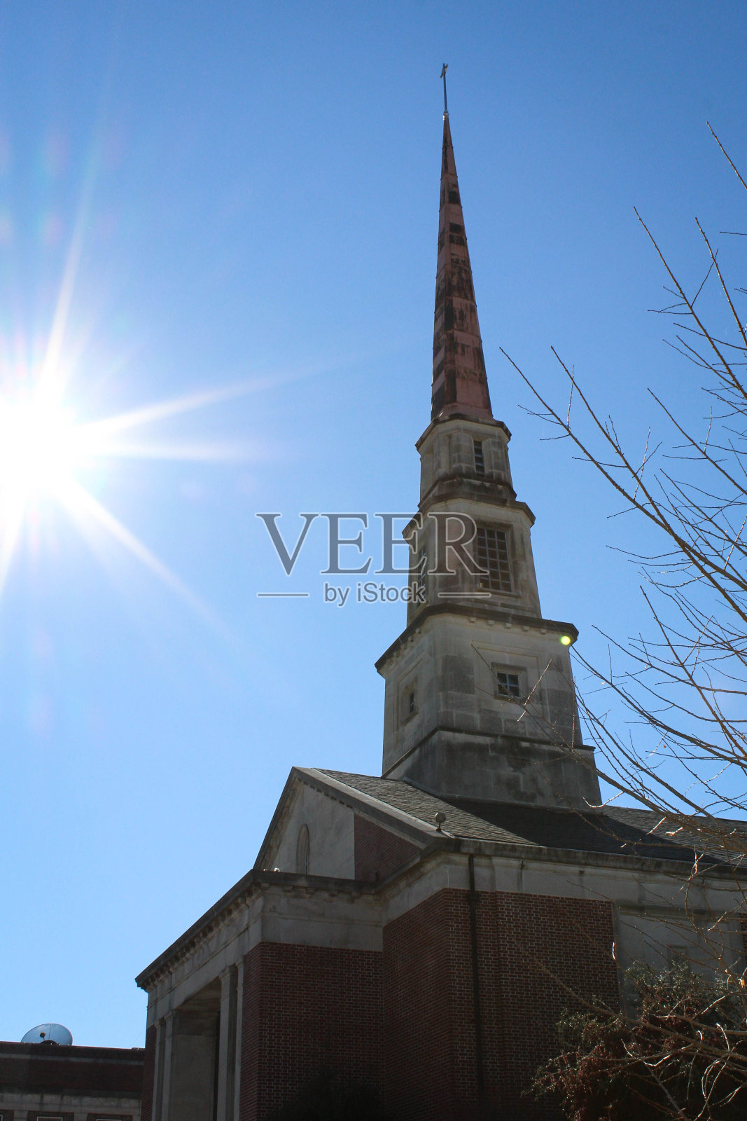 湛蓝的天空和位于阿拉巴马州安尼斯顿的第一联合卫理公会教堂的尖顶。照片摄影图片