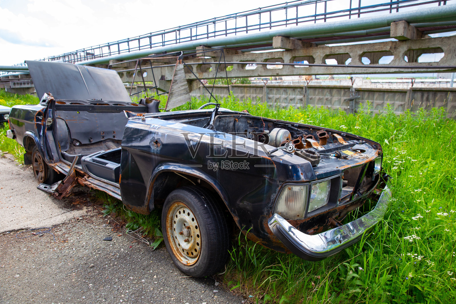街上发生车祸。在城市撞车后受损的汽车照片摄影图片