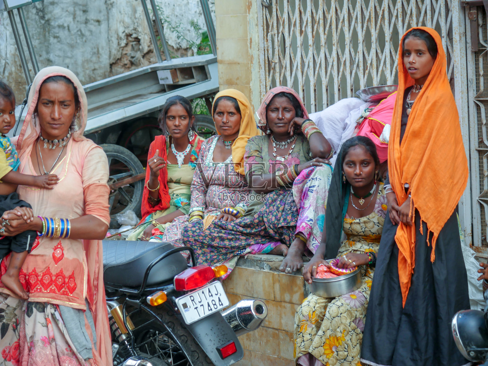 传统的印度农村妇女，穿着民族服装纱丽漫步在印度文化博览会照片摄影图片