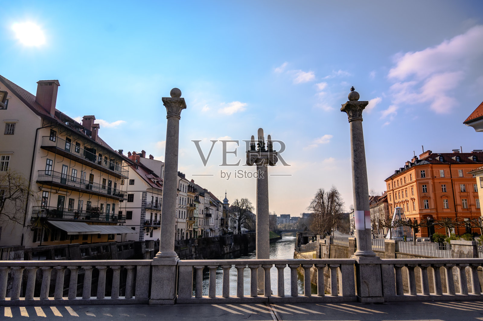 鱼市人行天桥和卢布尔雅尼察河照片摄影图片