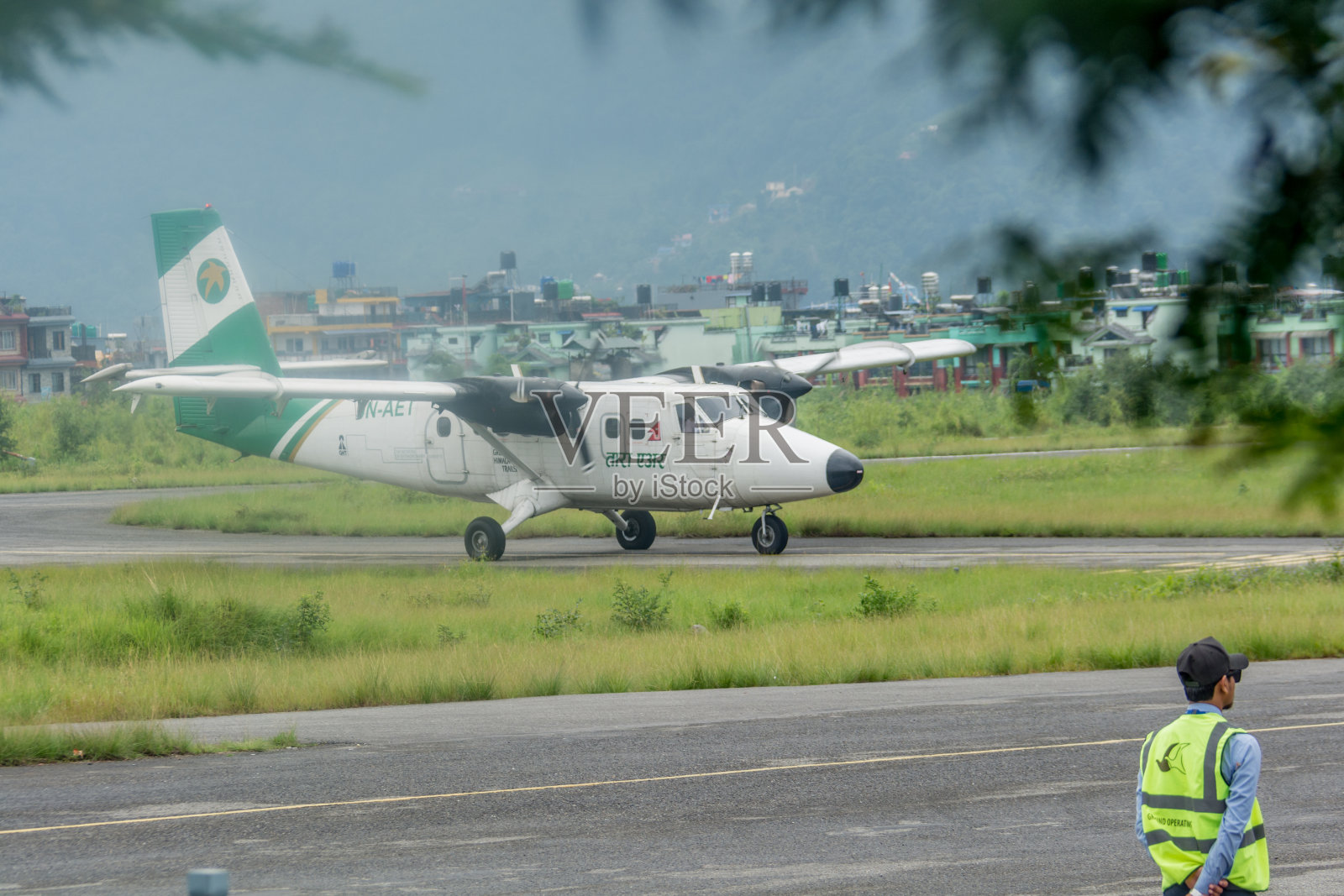 一架飞机在博卡拉机场的跑道上照片摄影图片
