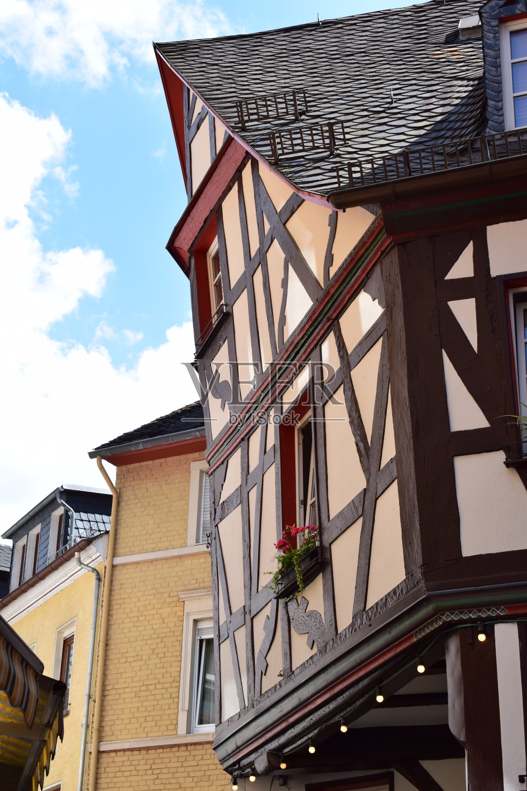 半木质结构的房子照片摄影图片