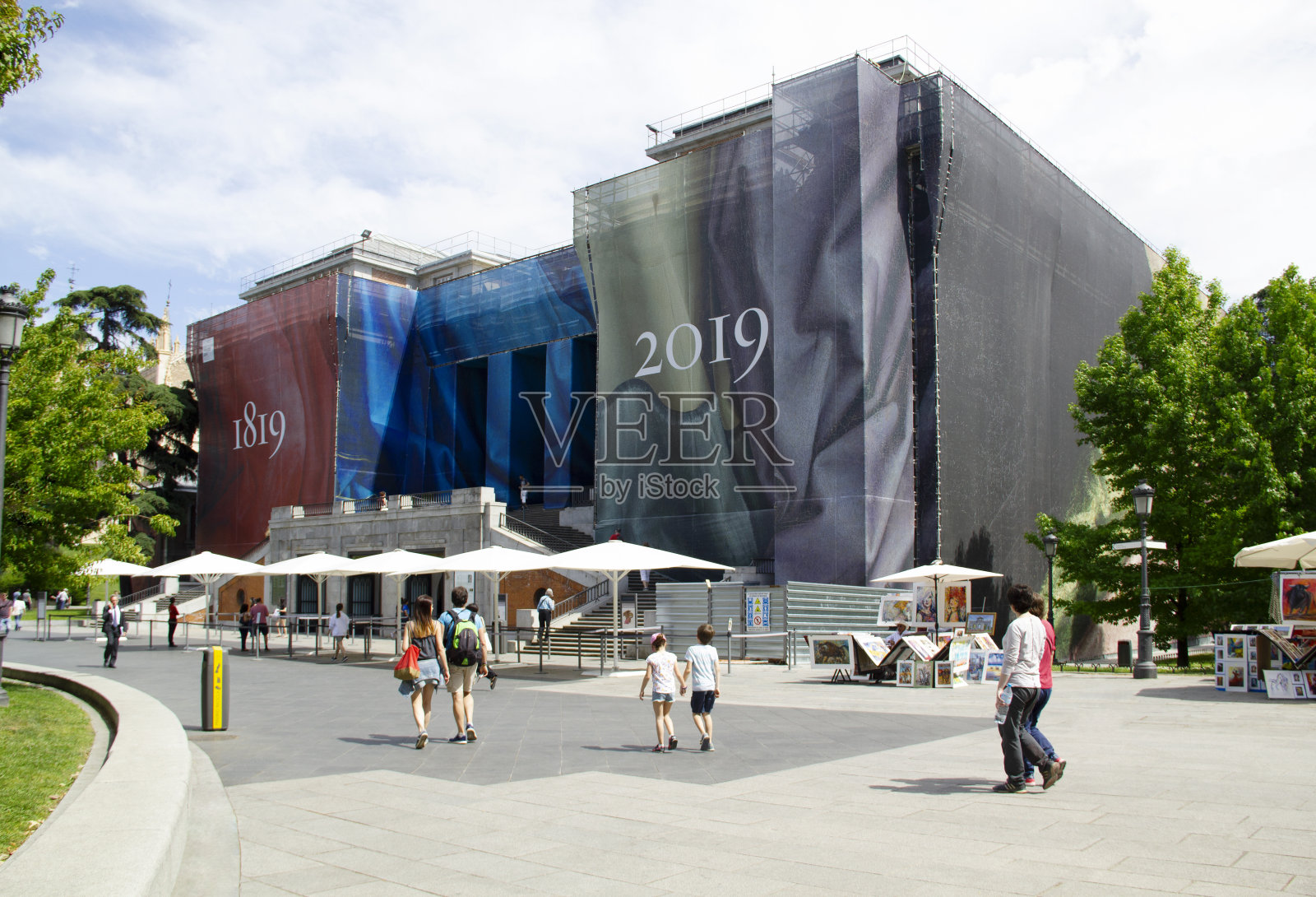 美丽的人们发现和享受马德里户外200年的普拉多博物馆阳光城市景观西班牙欧洲照片摄影图片