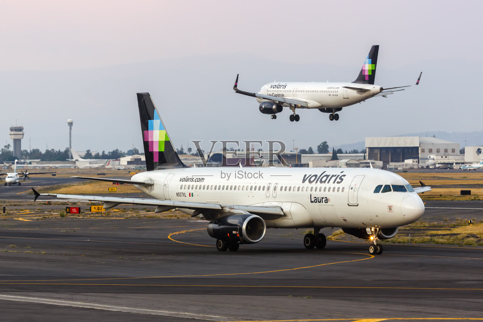 这架空客A320客机在墨西哥墨西哥城机场起飞照片摄影图片