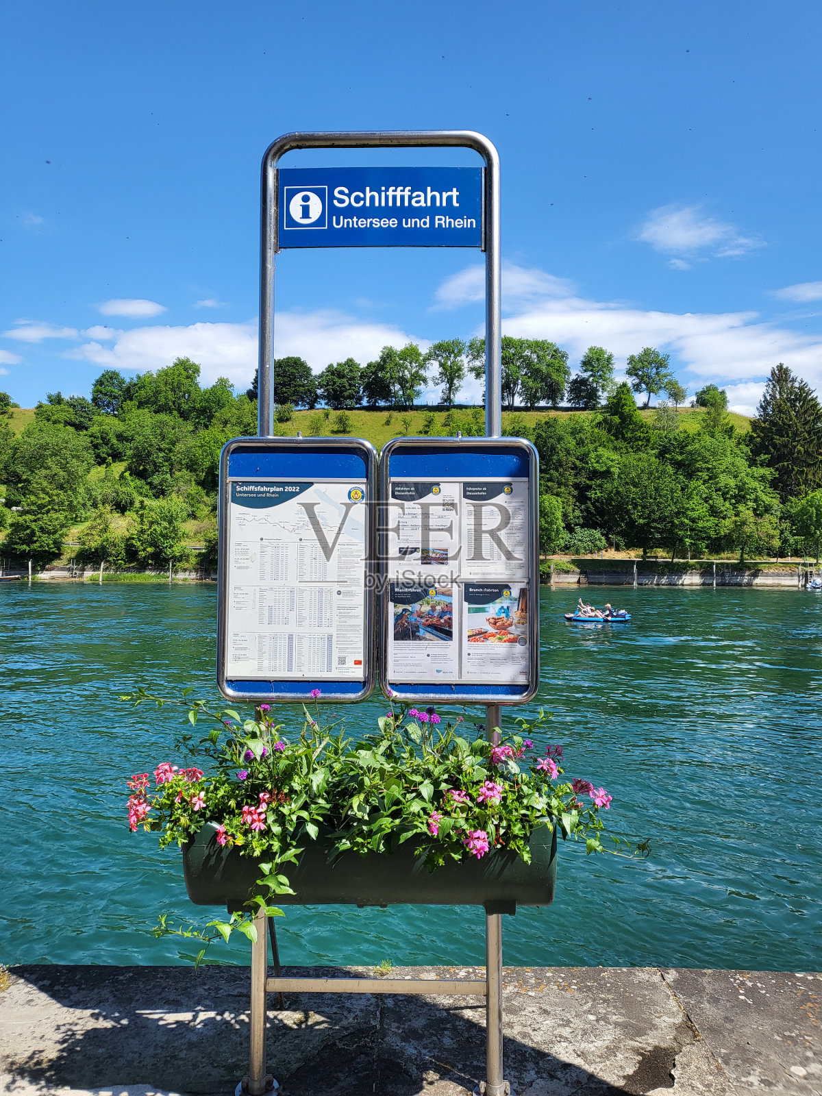 迪森霍芬镇码头的广告牌和游船时间表。照片摄影图片