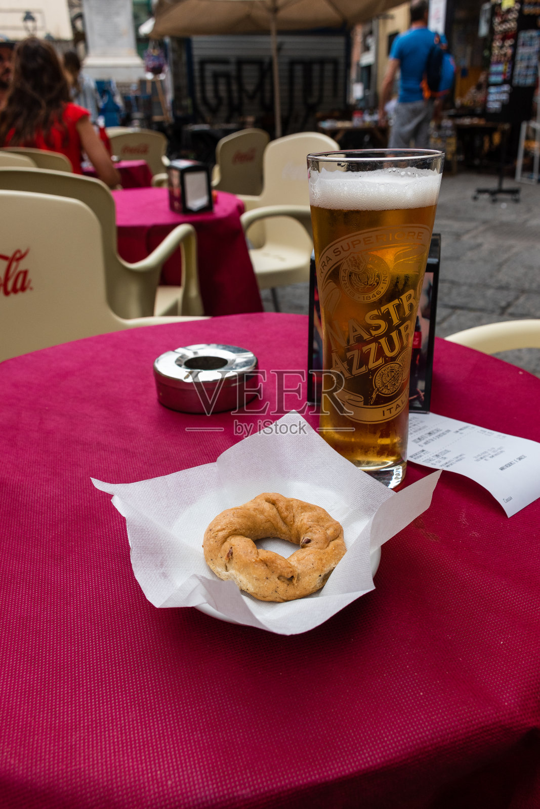 塔拉利，一种传统的意大利南部小吃和一品脱当地啤酒在室外餐厅的桌子在那不勒斯，意大利照片摄影图片