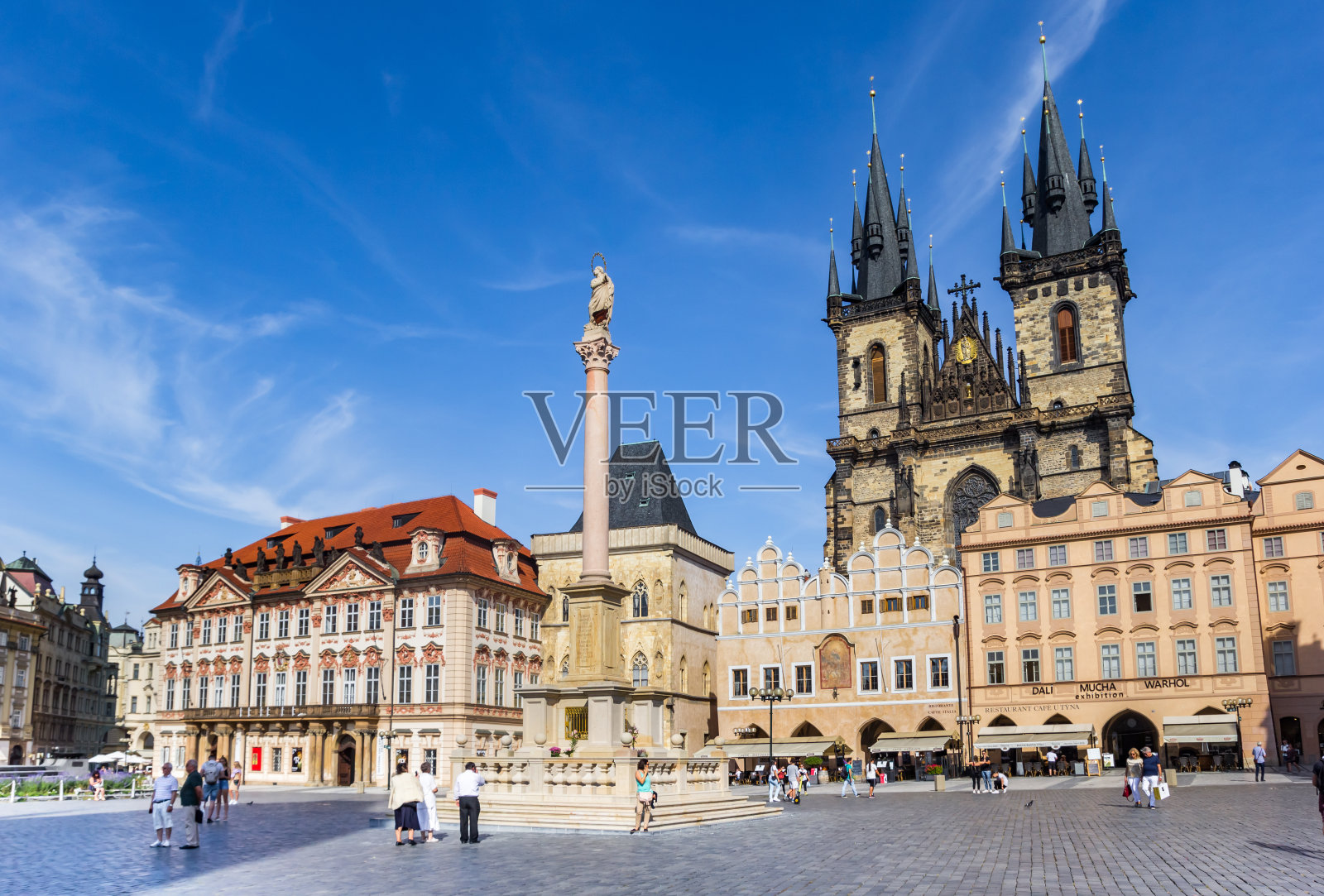 布拉格老城广场与圣母柱和泰恩教堂照片摄影图片