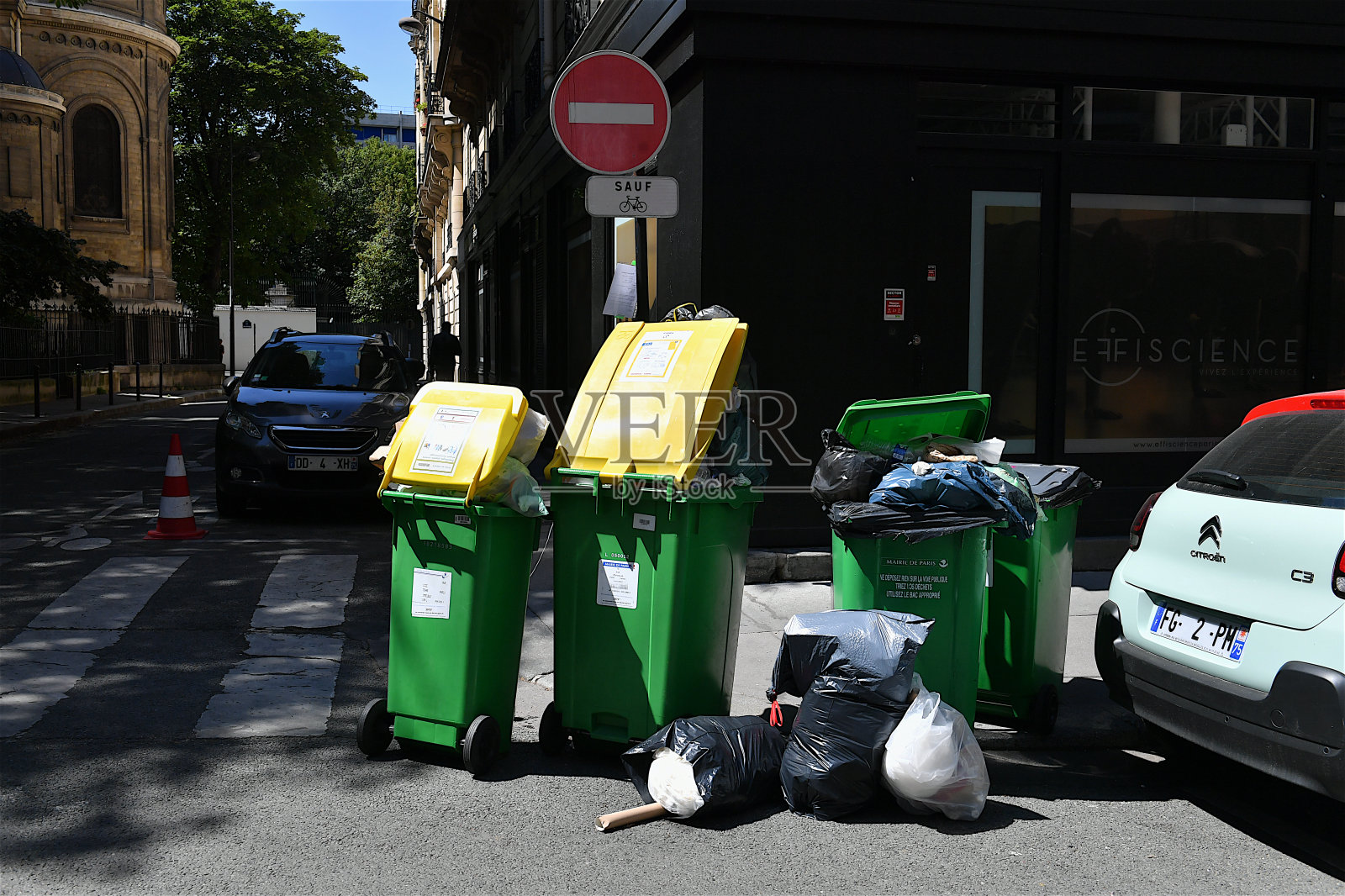 法国巴黎,满溢的垃圾桶。照片摄影图片