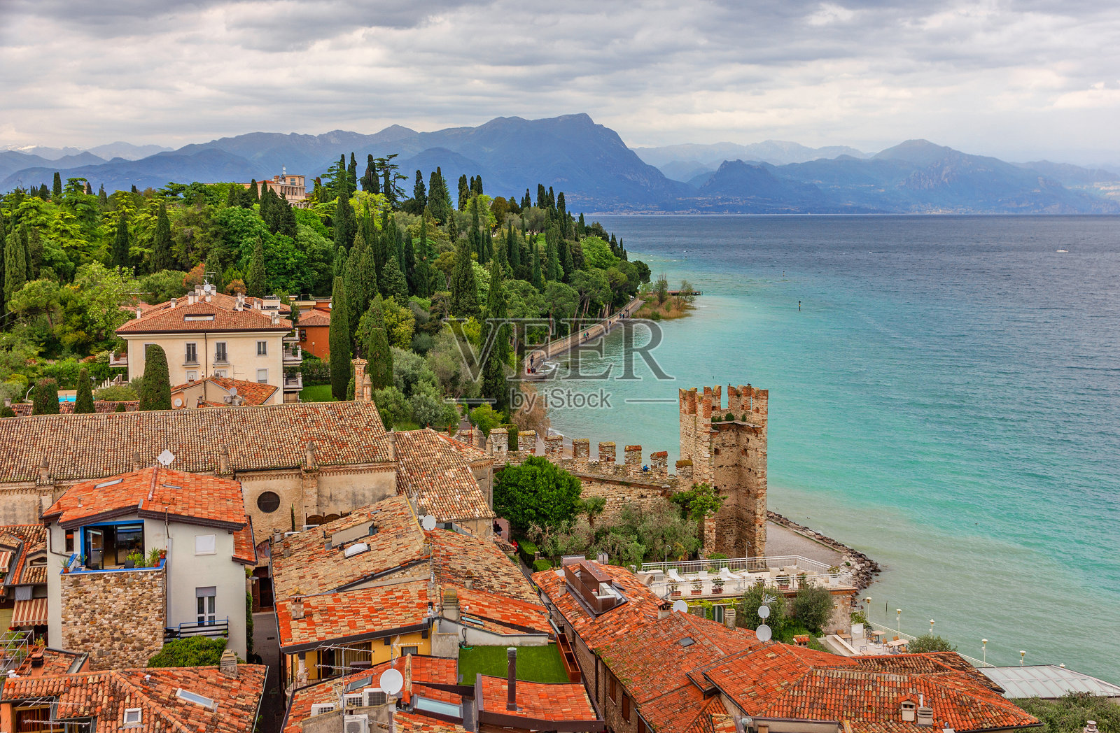 Sirmione镇，布雷西亚省，意大利，伦巴第，加尔达湖景观照片摄影图片