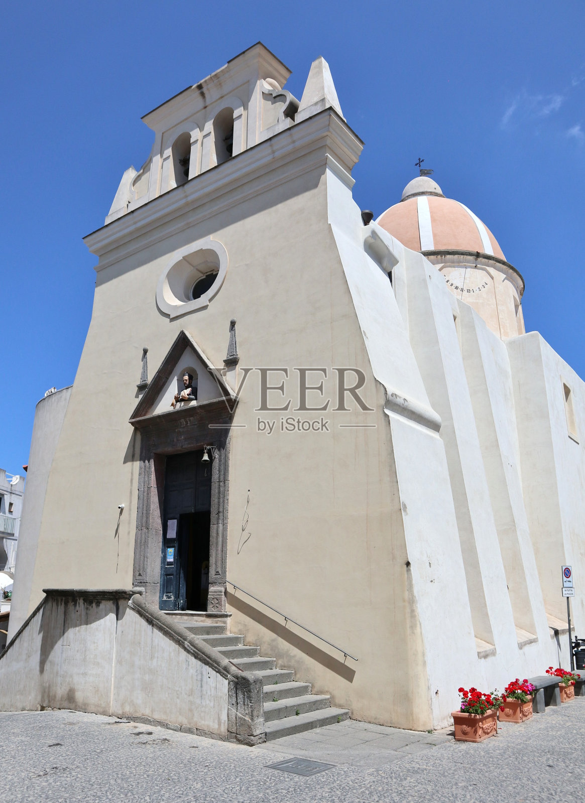 广场上的圣盖塔诺教堂照片摄影图片