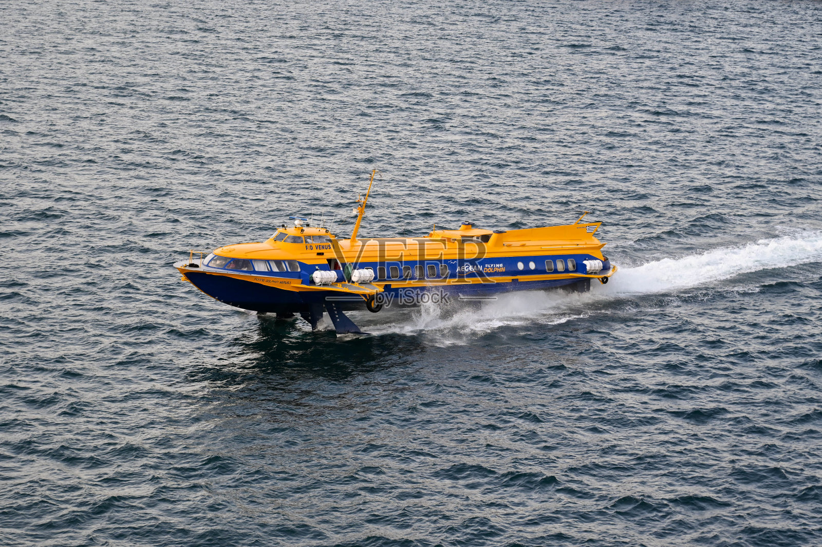 在雅典附近的地中海上快速的水翼船照片摄影图片