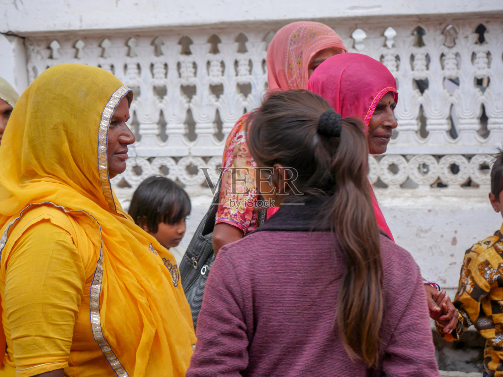 传统的印度农村妇女，穿着民族服装纱丽漫步在印度文化博览会照片摄影图片