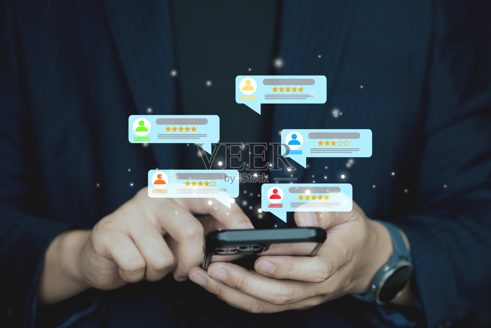 客户评论良好的评级概念，用户评论在可视屏幕上弹出五星图标为积极的客户反馈，证明和证词，用户评论和反馈进行审查。照片摄影图片