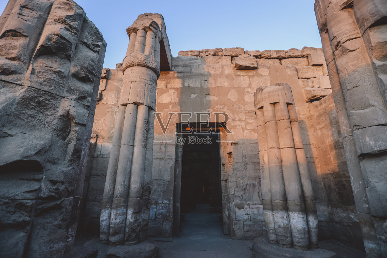 卢克索古埃及神庙黄色柱廊日落景观照片摄影图片