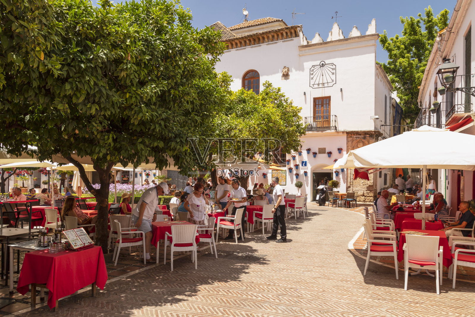 舒适的小广场上的商店和餐厅在广场de los Naranjos广场在马尔贝拉的老中心。照片摄影图片